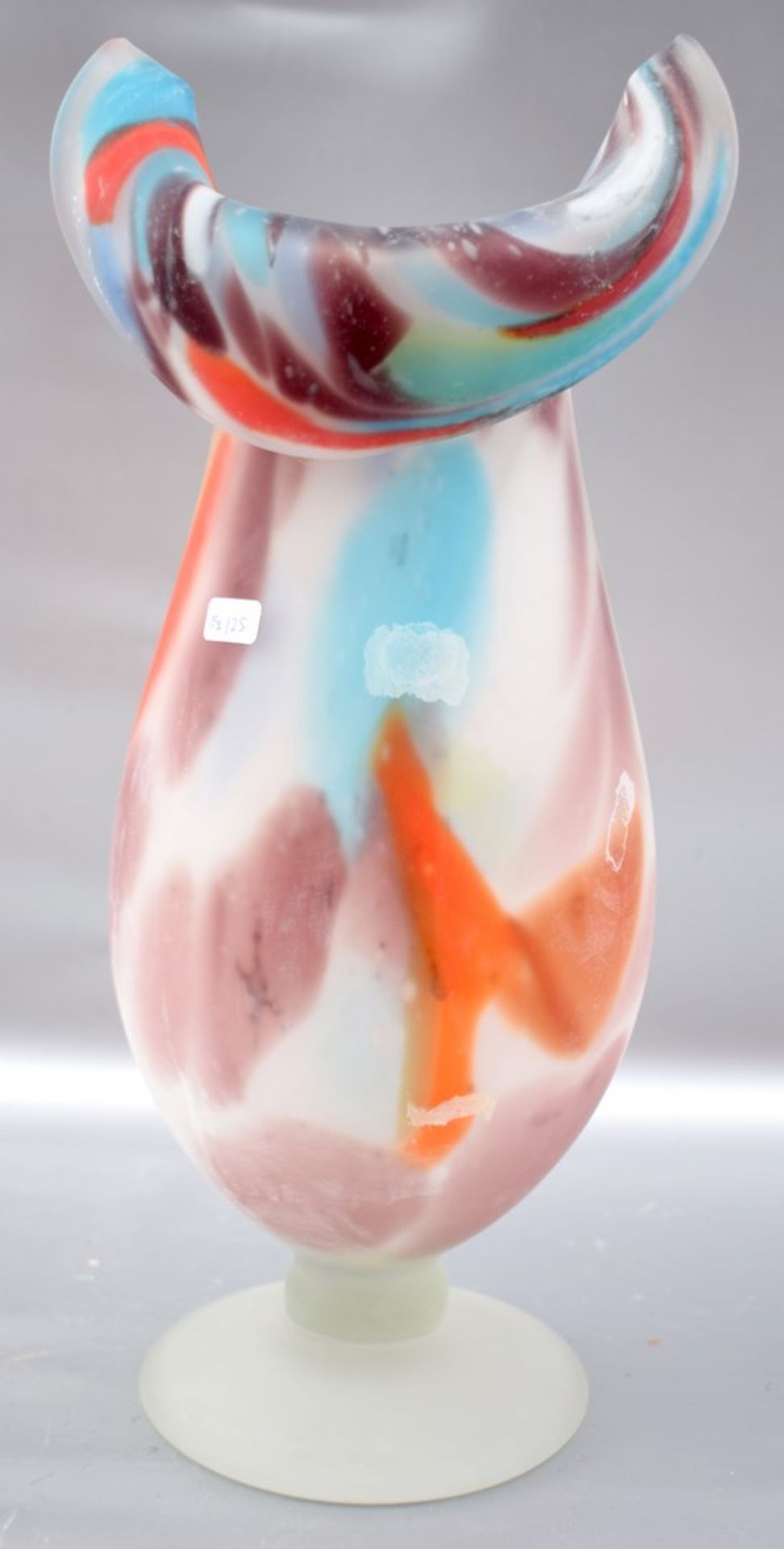 Vase farbl. Glas, mit bunter Farbeinschmelzung, runder Fuß, unregelmäßig gezogener Rand, H 35 cm