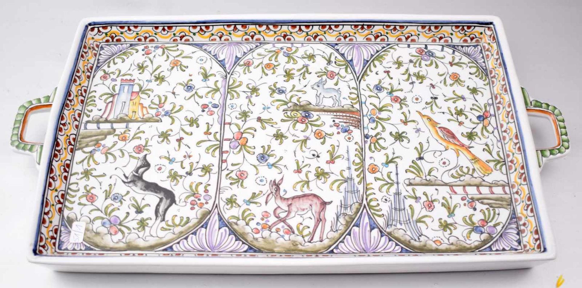Platte beigefarben glasiert, Rand und Spiegel mit bunten Tier- und Blumenmotiven verziert, 46 X 24