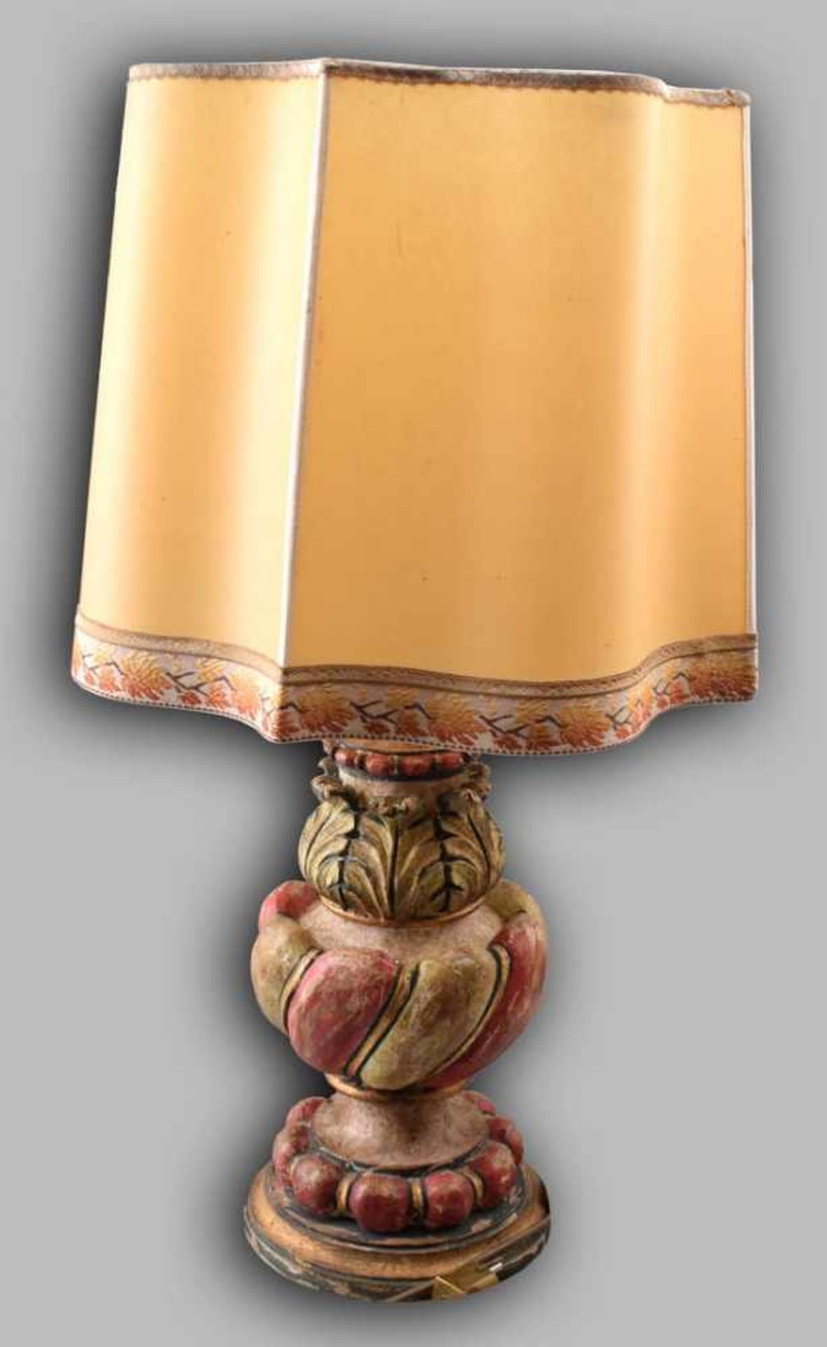 Tischlampe 1-lichtig, runder, aufwendig verzierter Holzfuß, gold und rot bemalt, H mit Schirm 82 cm