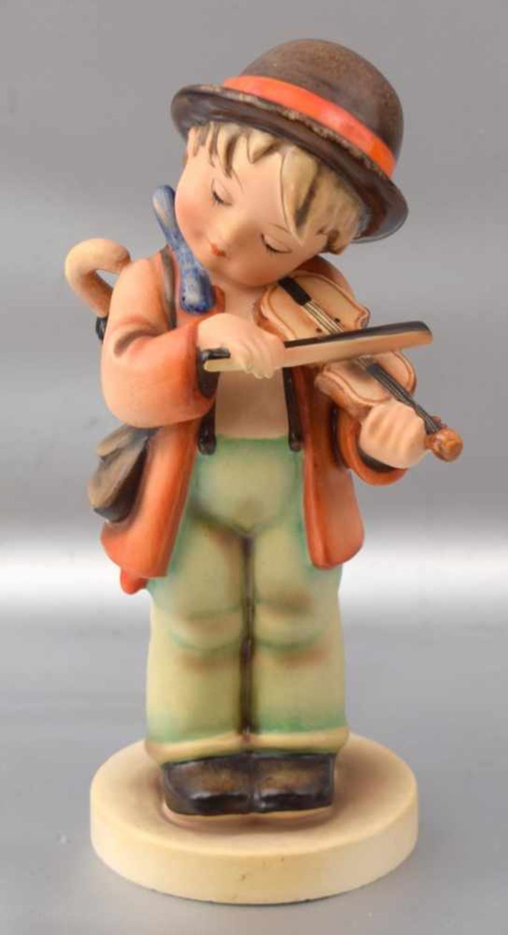 Der Geigenspieler auf rundem Sockel stehend, bunt bemalt, im Sockel sign. M.J. Hummel, H 14 cm, FM