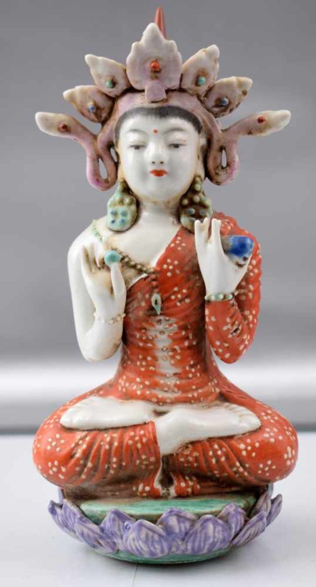 Sitzende Asiatische Göttin Porzellan, auf Lotusblüte sitzend, bunt bemalt, H 17 cm, am Kopf