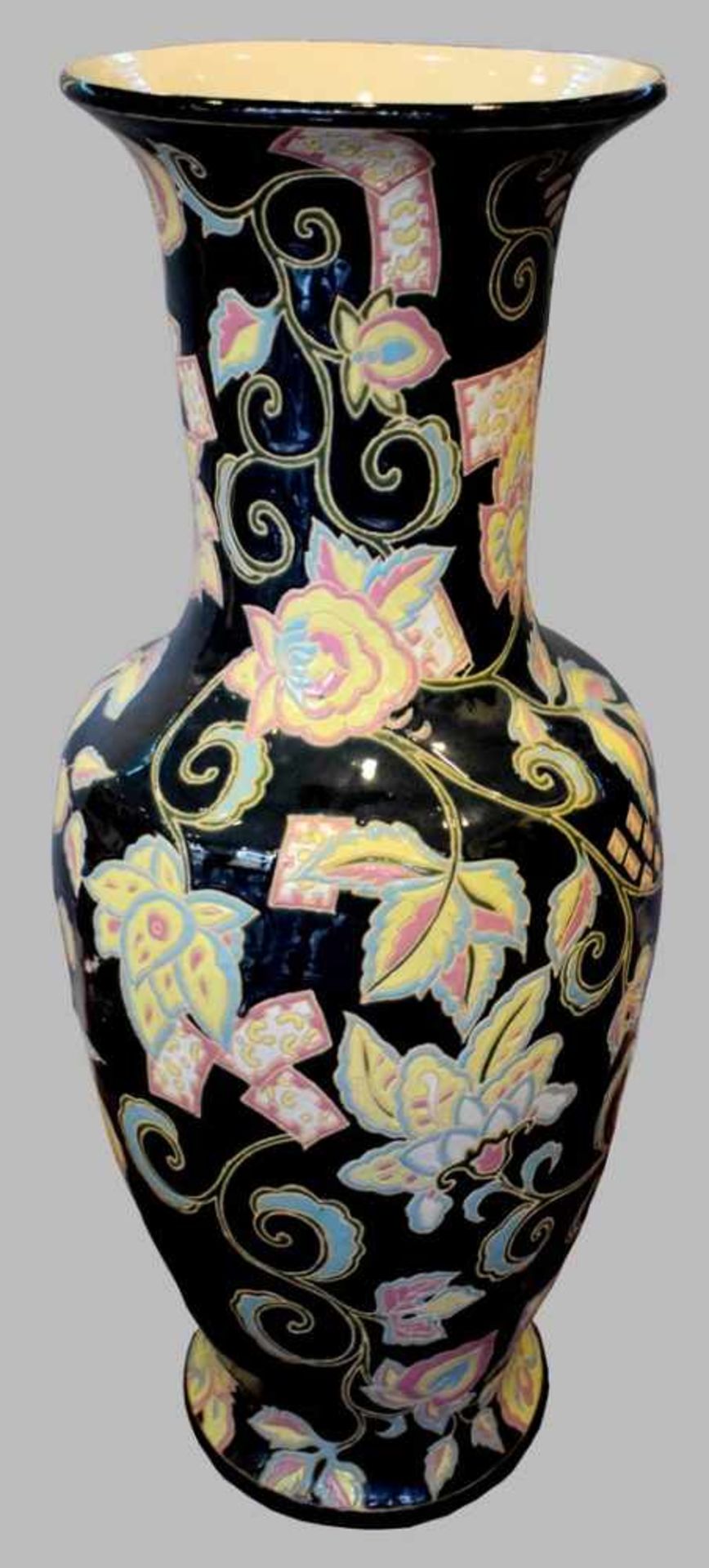 Große Bodenvase Porzellan, rund, schwarz, Wandung mit bunten Blüten und Ornamenten verziert, H 102