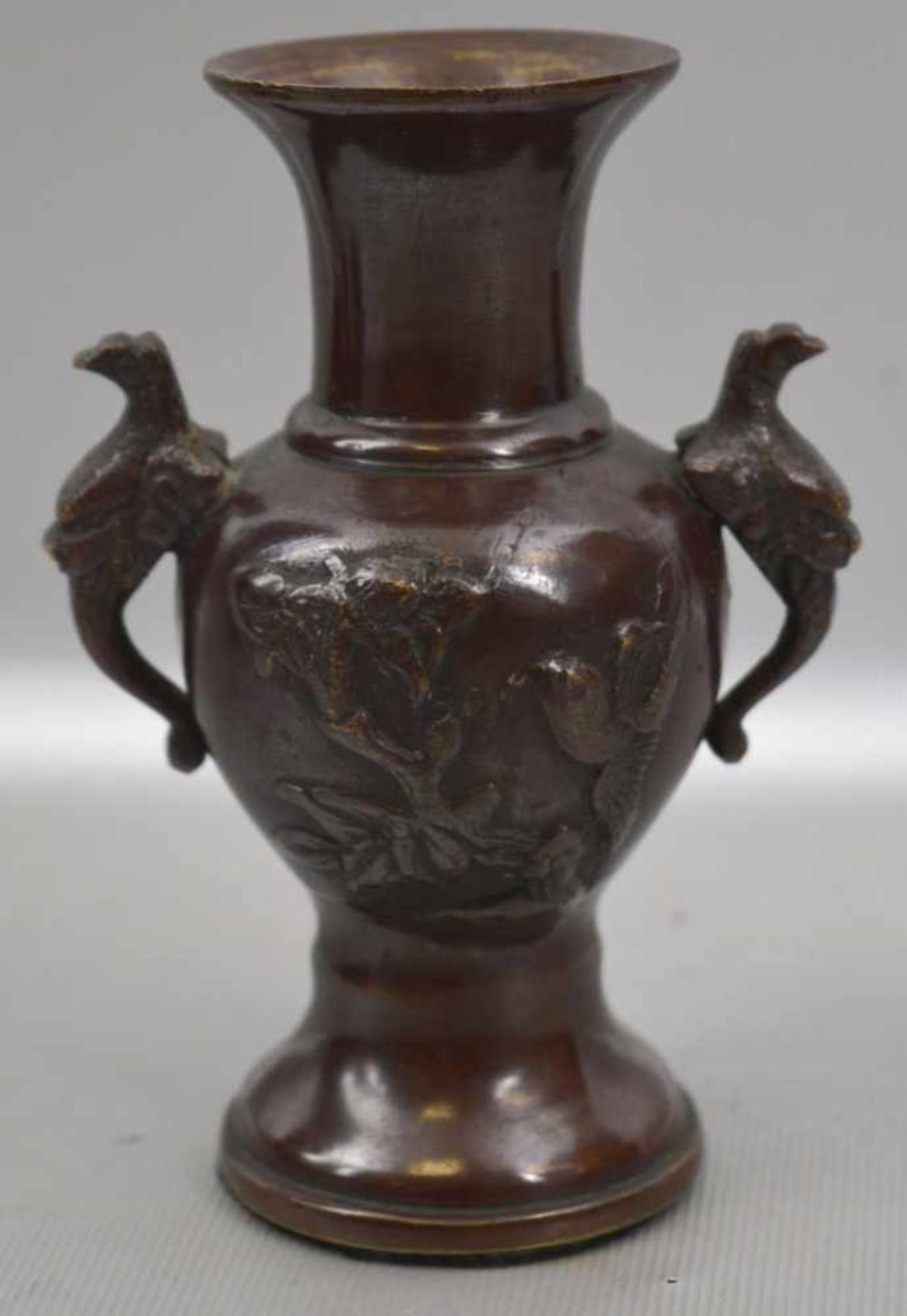 Vase Bronze, runder Fuß, verzierte Wandung, zwei mit Vogelmotiven verzierte Griffe, H 12 cm, um