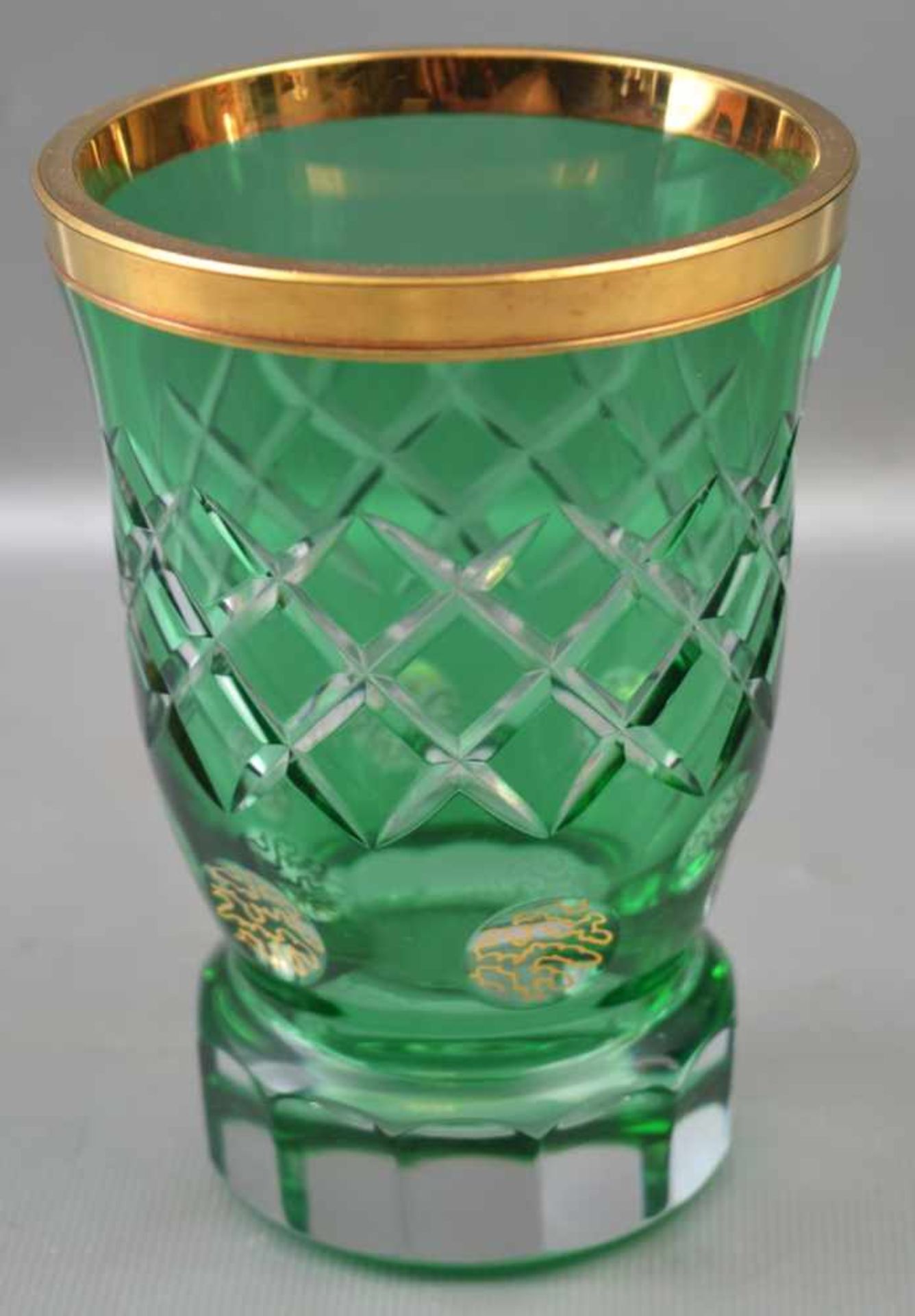 Becher farbl. Glas, geschliffen verziert, breiter Goldrand, mit grünem Überfang, H 12 cm