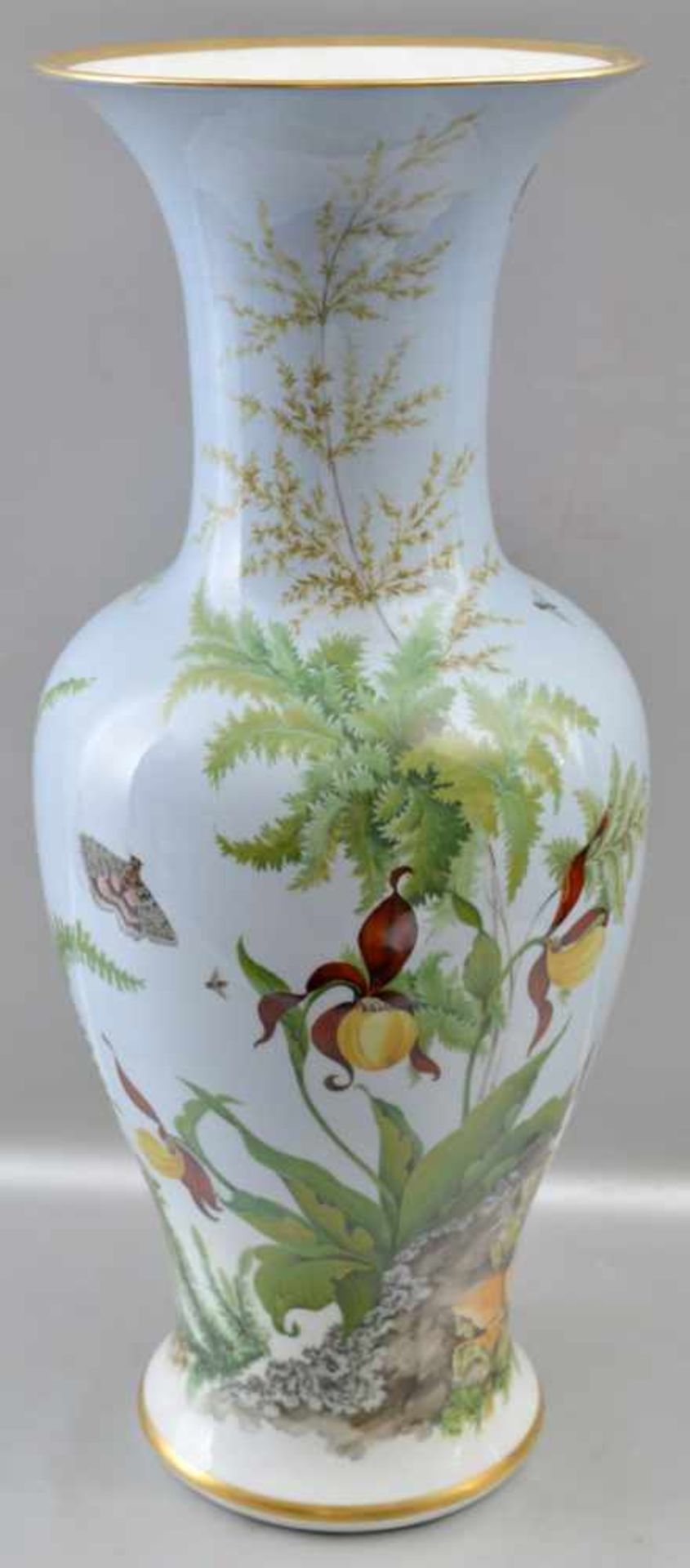 Bodenvase Goldrand, leicht gebaucht, Wandung mit bunter Blumen- und Insektenverzierung, H 56 cm,