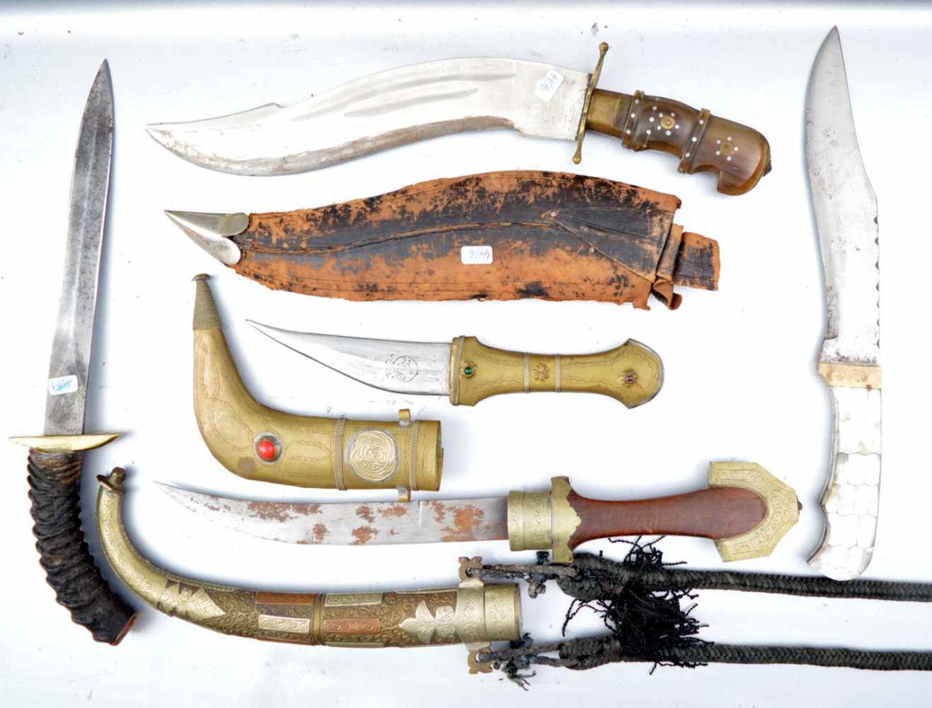 Konvolut Messer verschiedene Ausführungen und Größen, teilweise mit Scheide