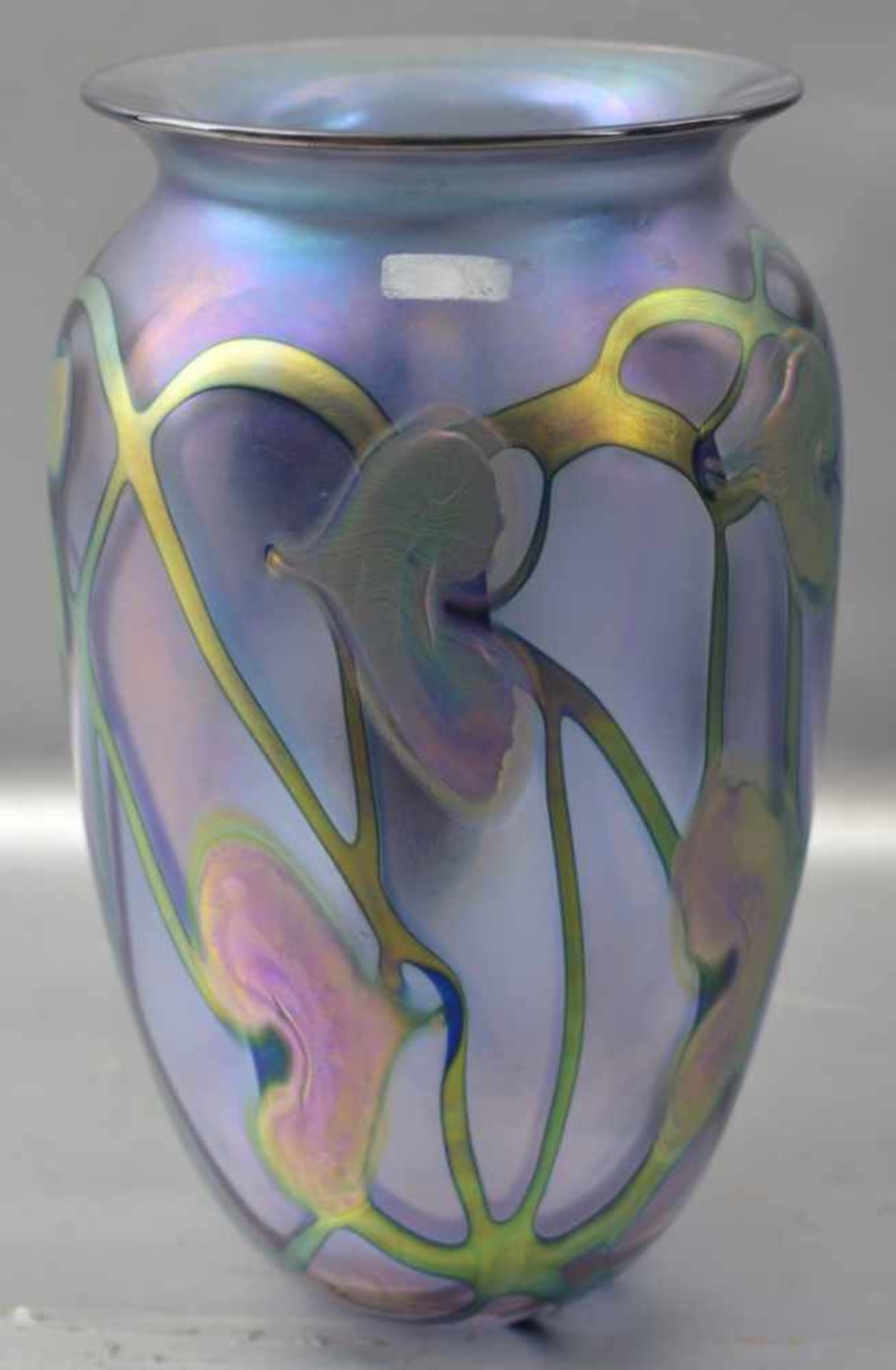 Jugendstil-Vase farbl. Glas, mit Jugendstil-Ornamenten und Netzwerk verziert, im Boden sign. und