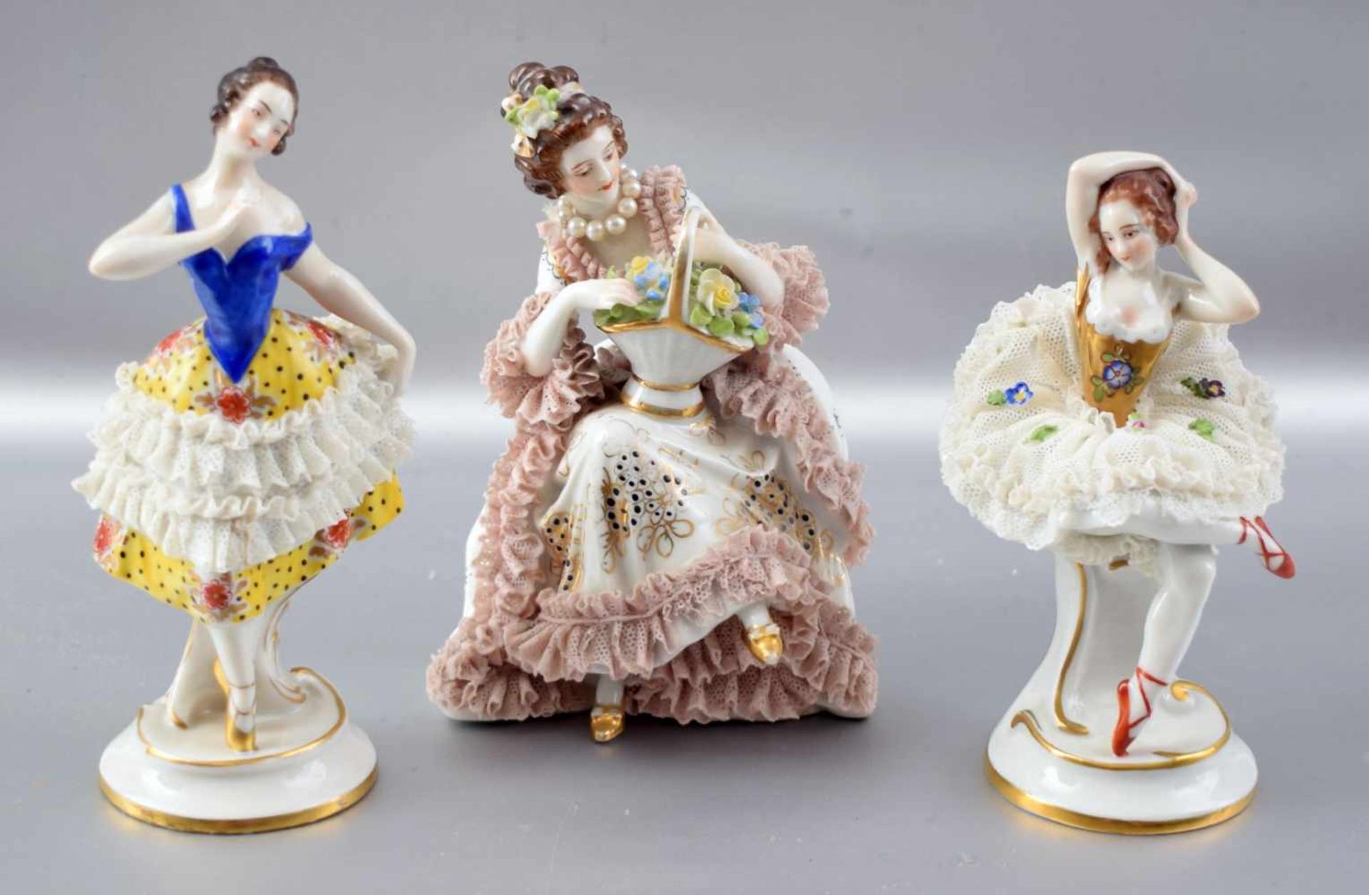 Zwei Tänzerinnen und eine elegante Dame mit Tüllkleid, bunt bemalt, teilweise best., H 15 cm bzw. 13
