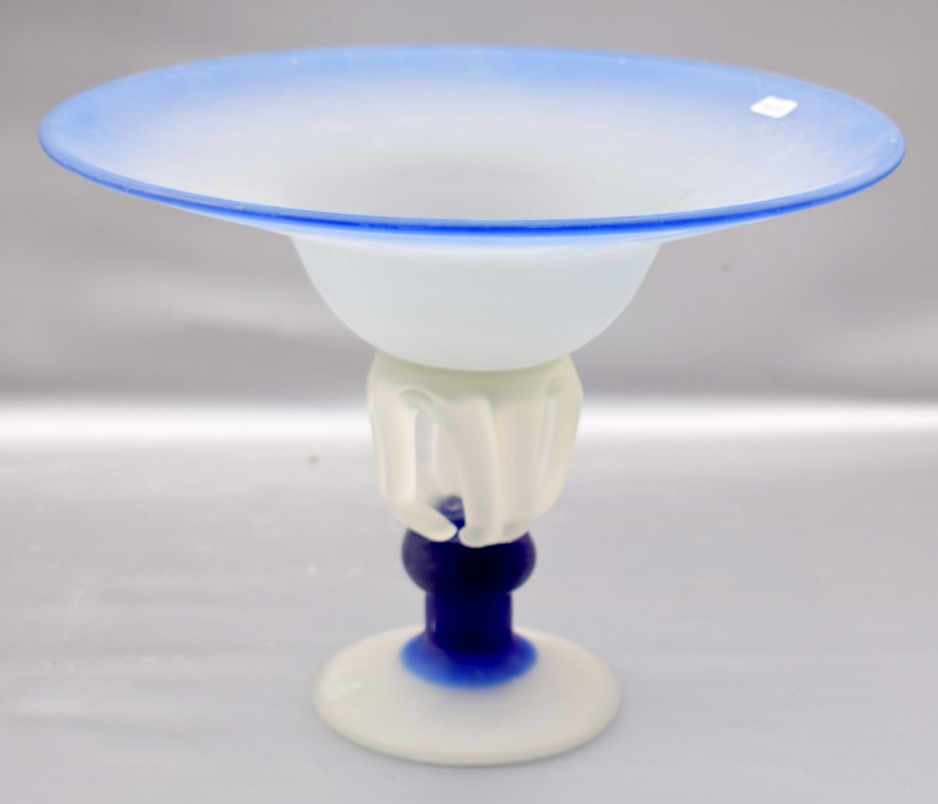Aufsatzschale farbl. Glas, mit weißer und blauer Farbeinschmelzung, rund, H 21 cm, Dm 29 cm