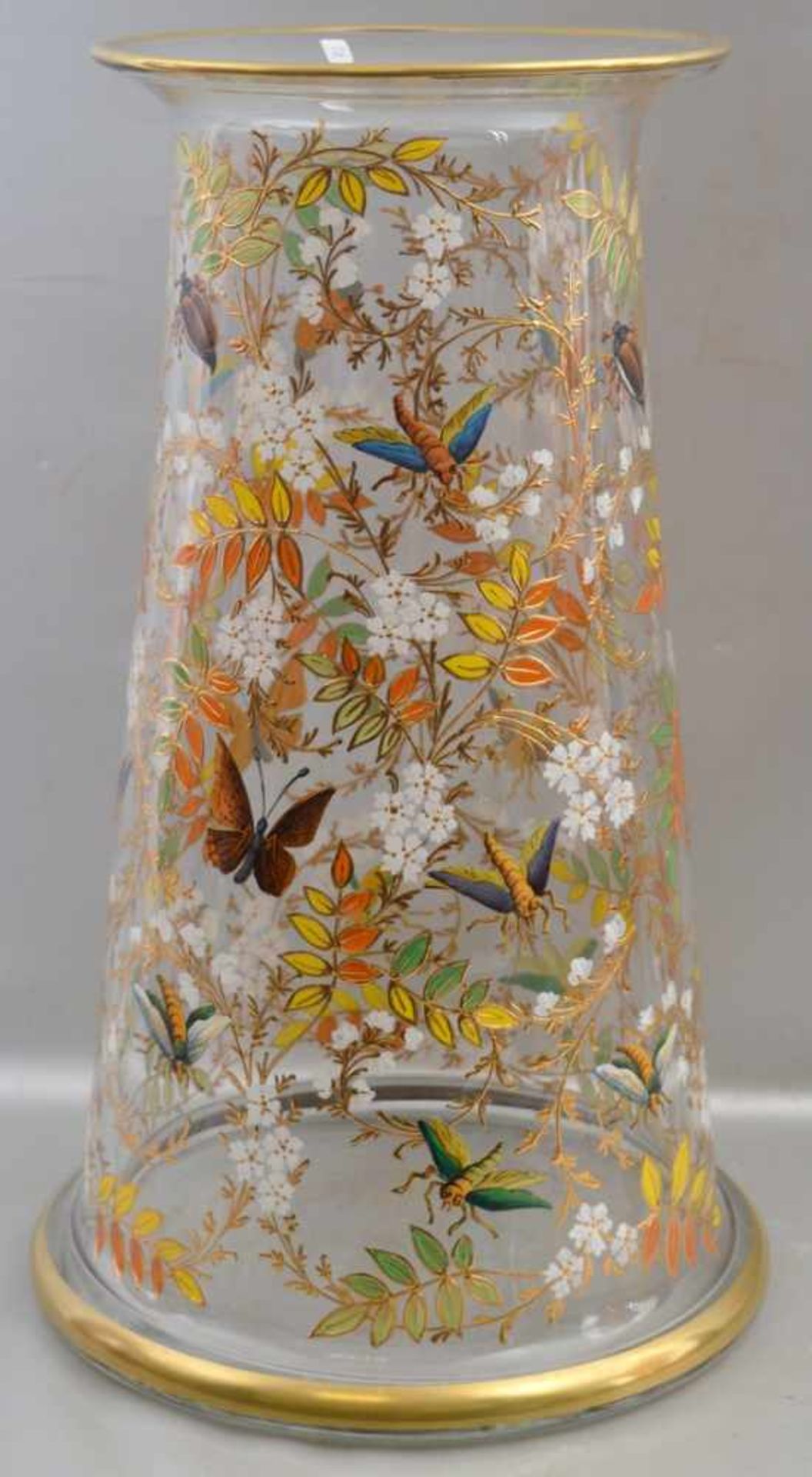 Prunk-Vase farbl. Glas, rund, breiter, gold verzierter Rand, mit bunten Blumen und Insekten