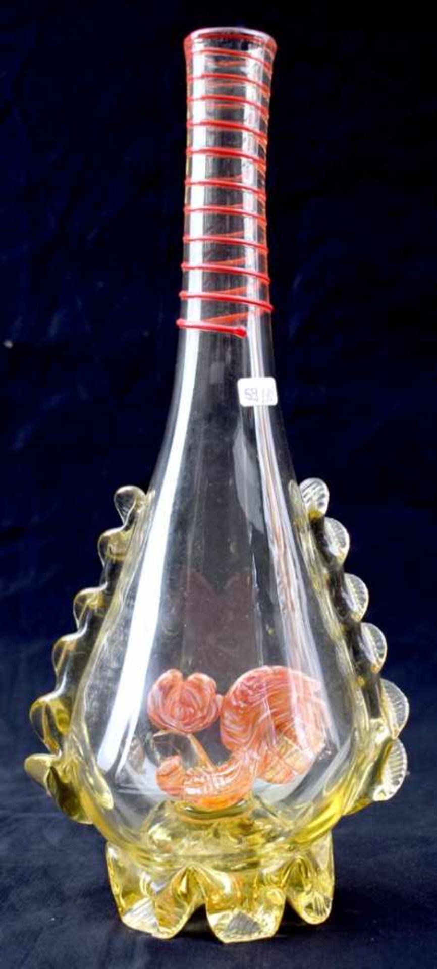 Flasche farbl. Glas, Wandung mit aufgesetzten Schuppen, Hals mit aufgelegtem roten Faden, innen