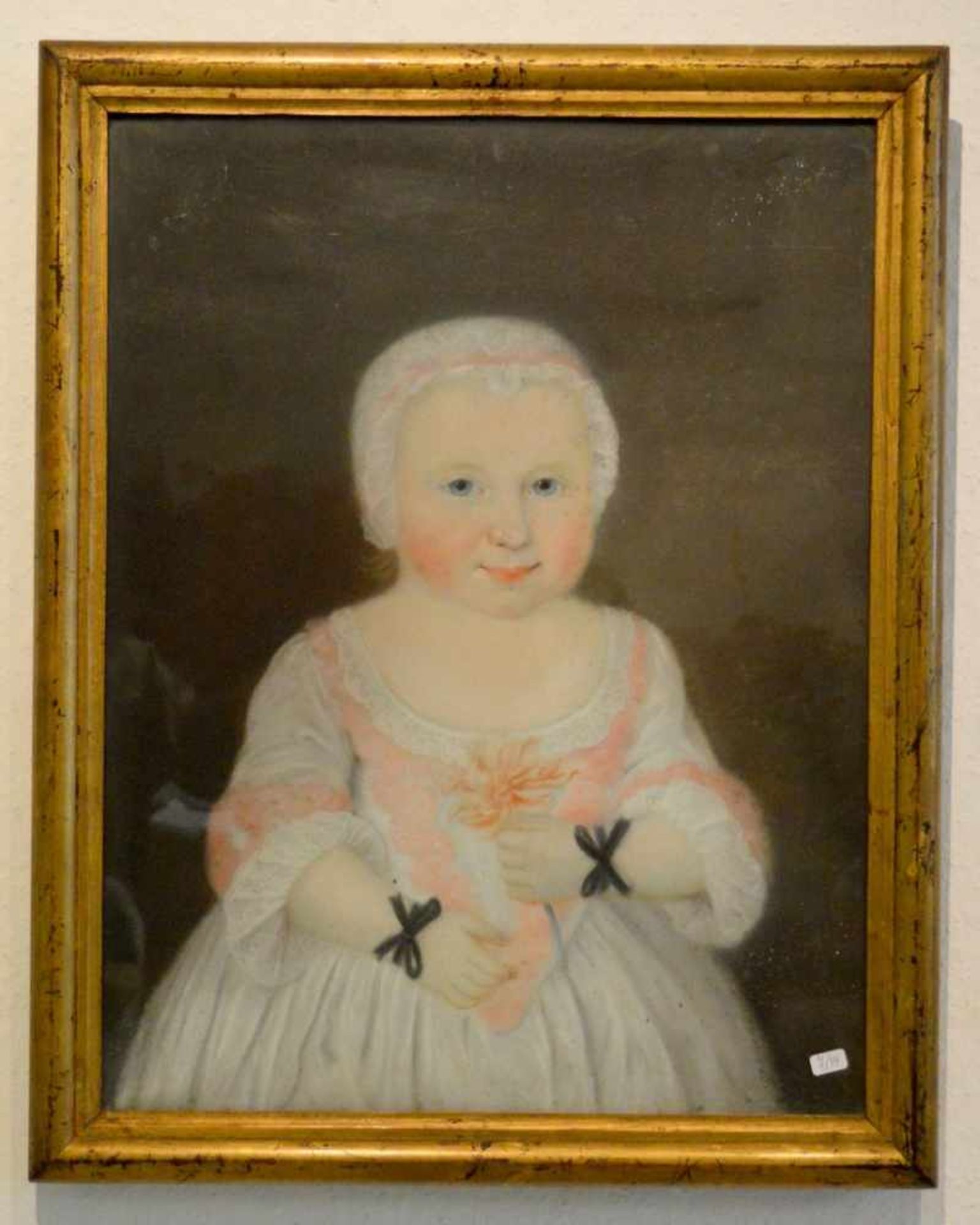 Pastellzeichnung Portrait eines kleinen Mädchens mit Häubchen in feinem Kleid, 38 X 50 cm, Rahmen,