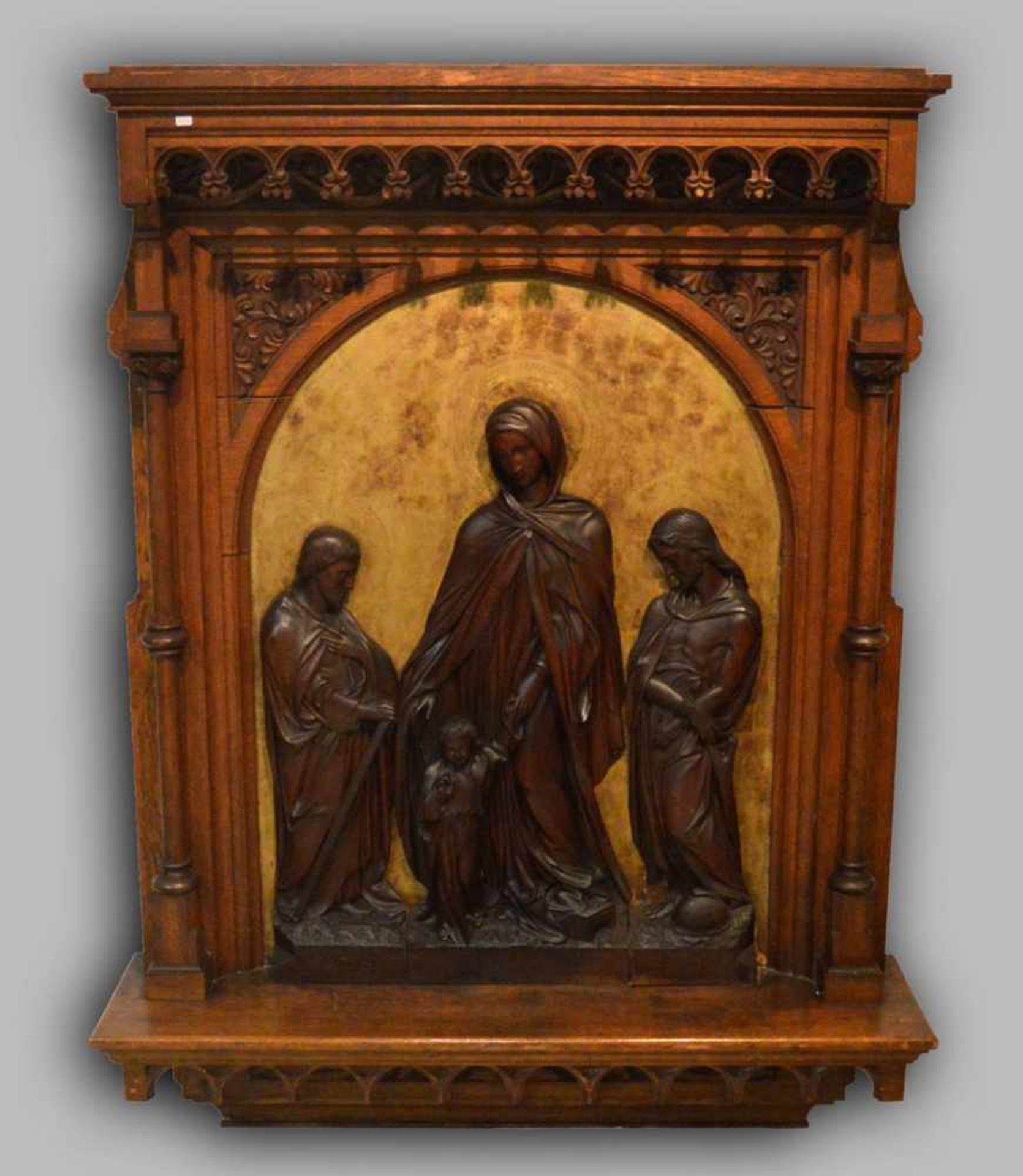 Neugotisches Reliefbild Eiche, geschnitzt, stehende Mutter Gottes mit Jesuskind, kniender Josef