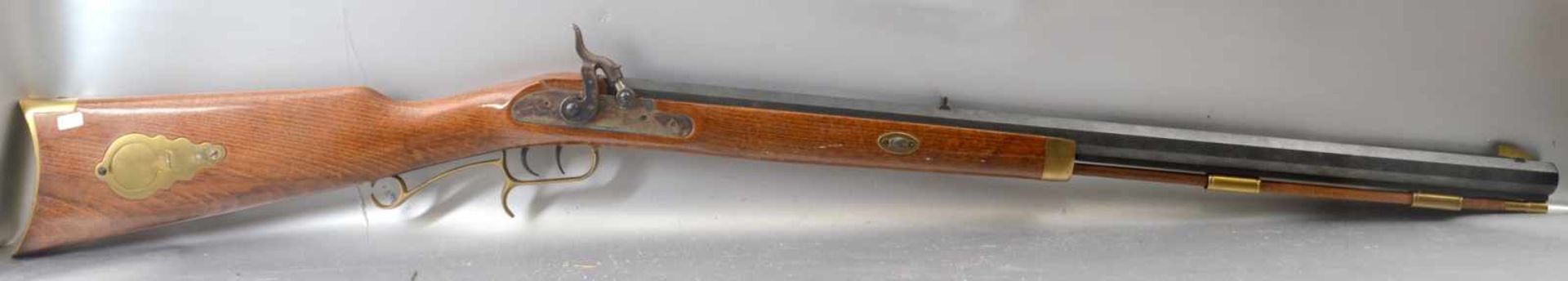 Perkussionsgewehr Dekoration, Hartholzschaft mit Messing, achtkantiger Lauf, L 113 cm