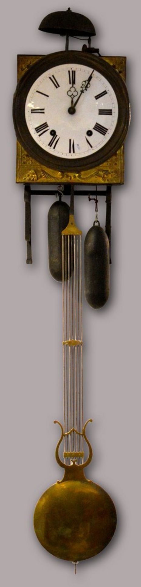 Comtoise Messing, mit halbplastischen Füllhörnern verziert, Emailzifferblatt mit römischen