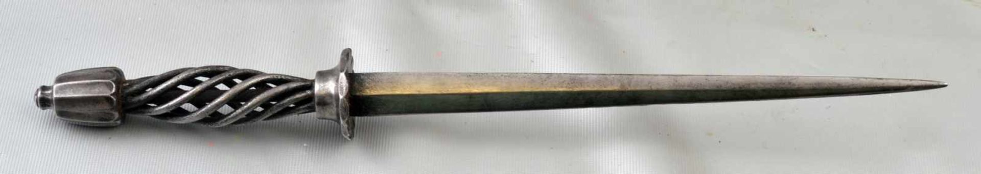 Messer Rüstungsstecher, Eisen, gedrehter Griff, L 36 cm, 16./17. Jh.
