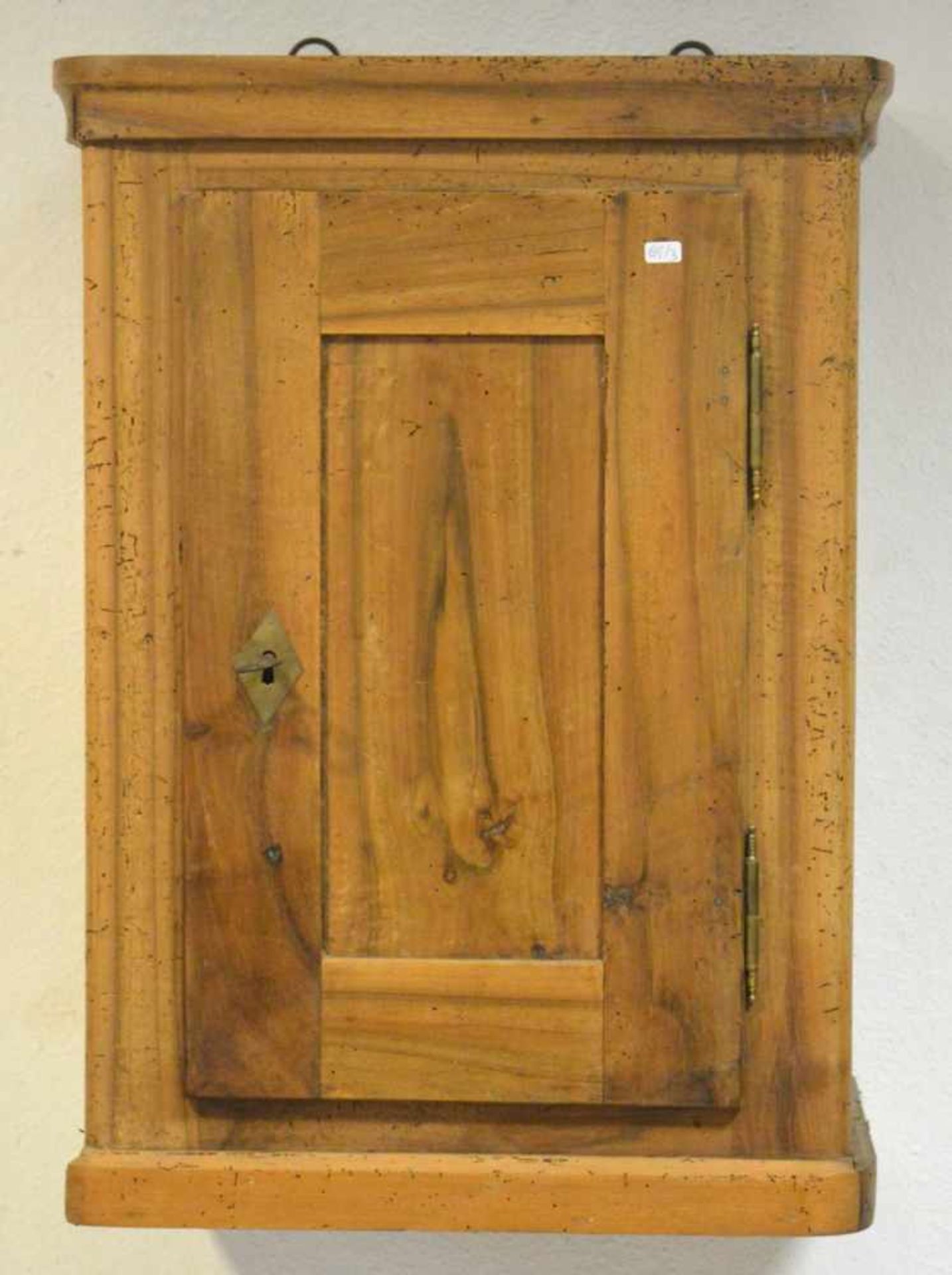 Biedermeier-Hängeschrank Nussbaum mit Weichholz, eine kassettierte Tür, Messingbeschläge,