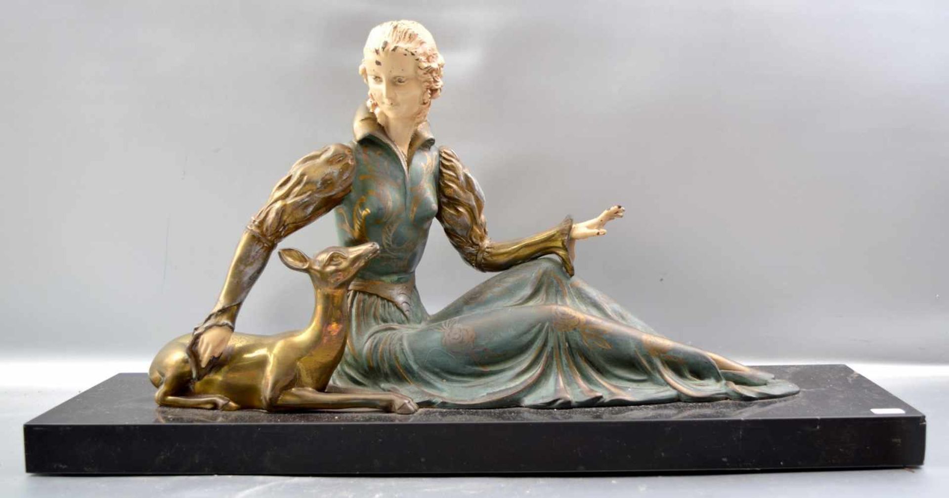 Art Deco Figur Mädchen mit Reh, Metall, bunt bemalt, auf rechteckigem schwarzen Marmorsockel