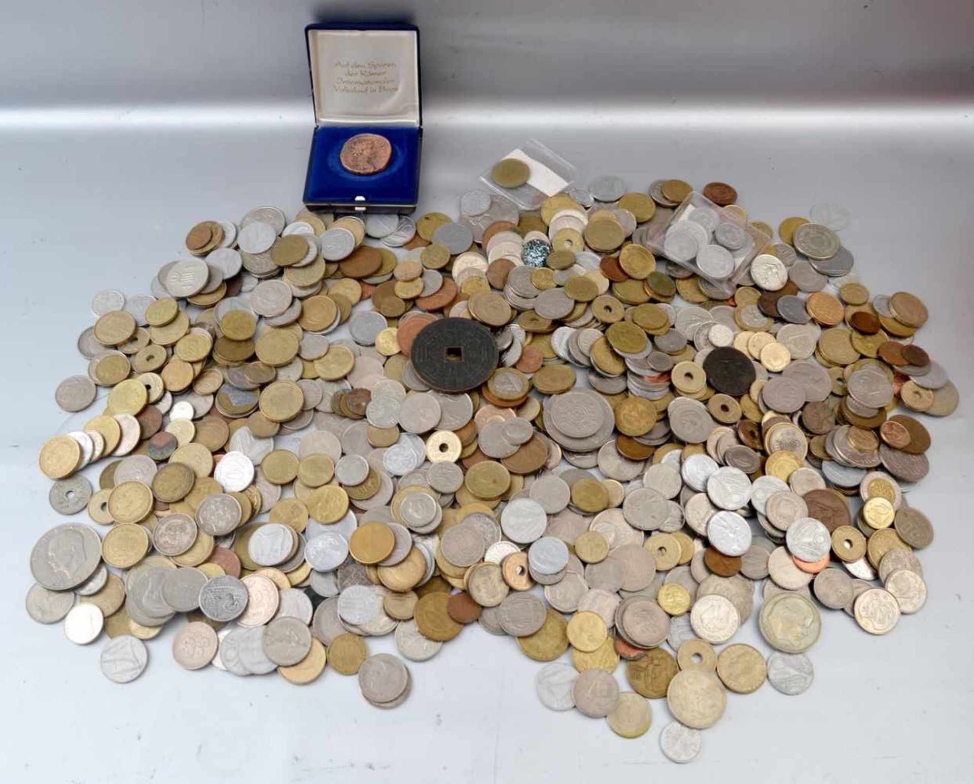 Konvolut Münzen ca. 3,5 kg, verschiedene Ausführungen und Währungen