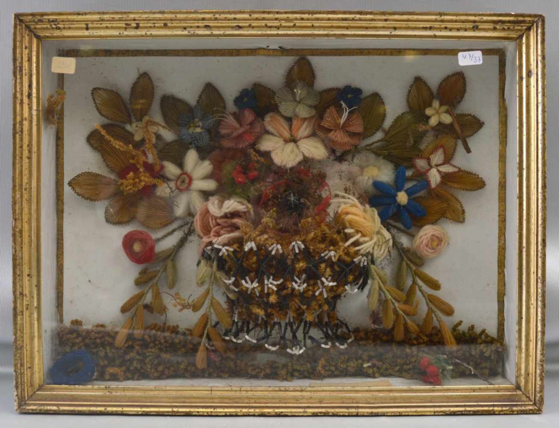 Rahmen mit Zierblumenstrauß halbplastische Blüten und Ranken, im gold verzierten farbl.