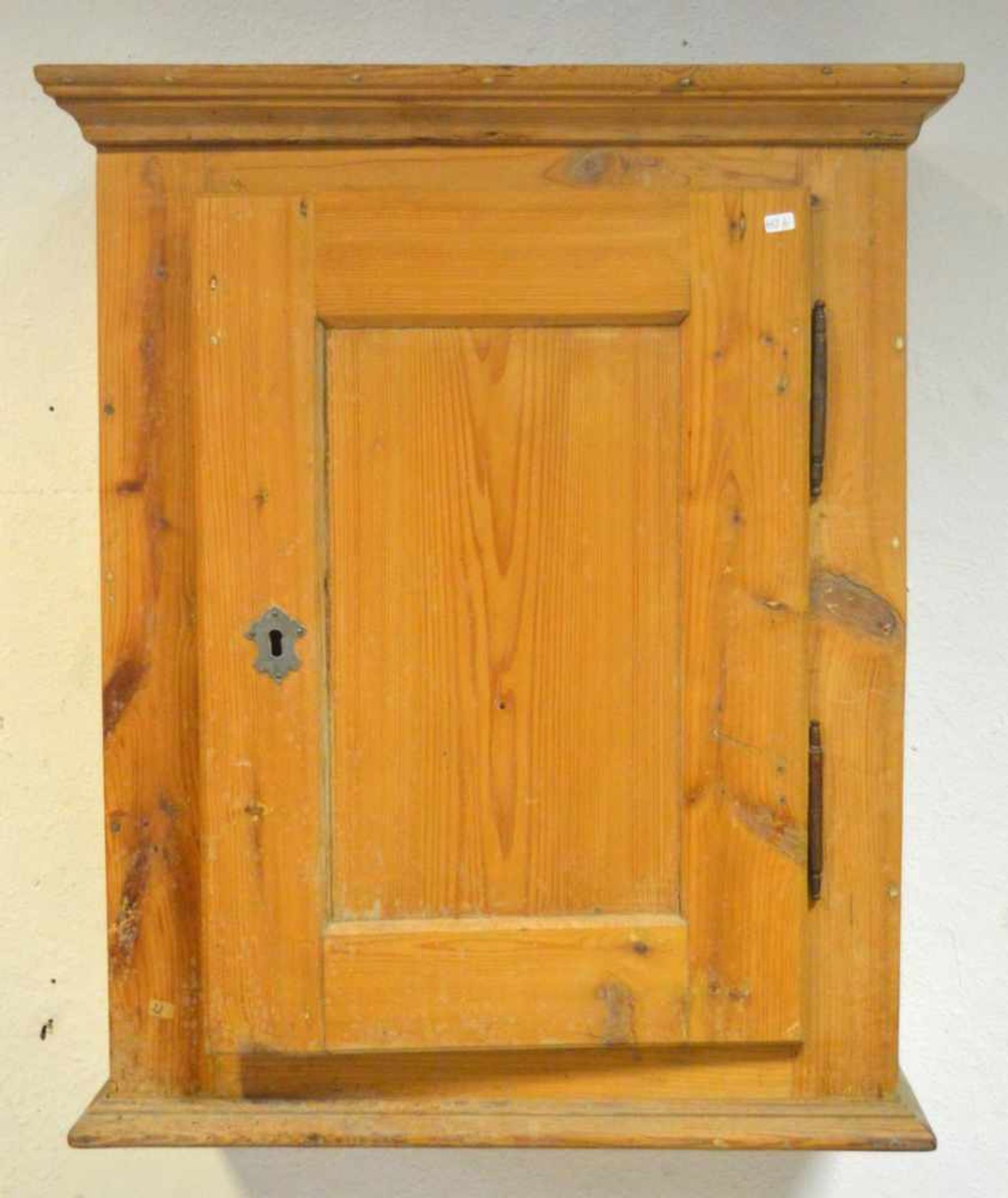 Biedermeier-Hängeschrank Weichholz, rechteckiges Hochformat, eine kassettierte Tür, Fuß- und