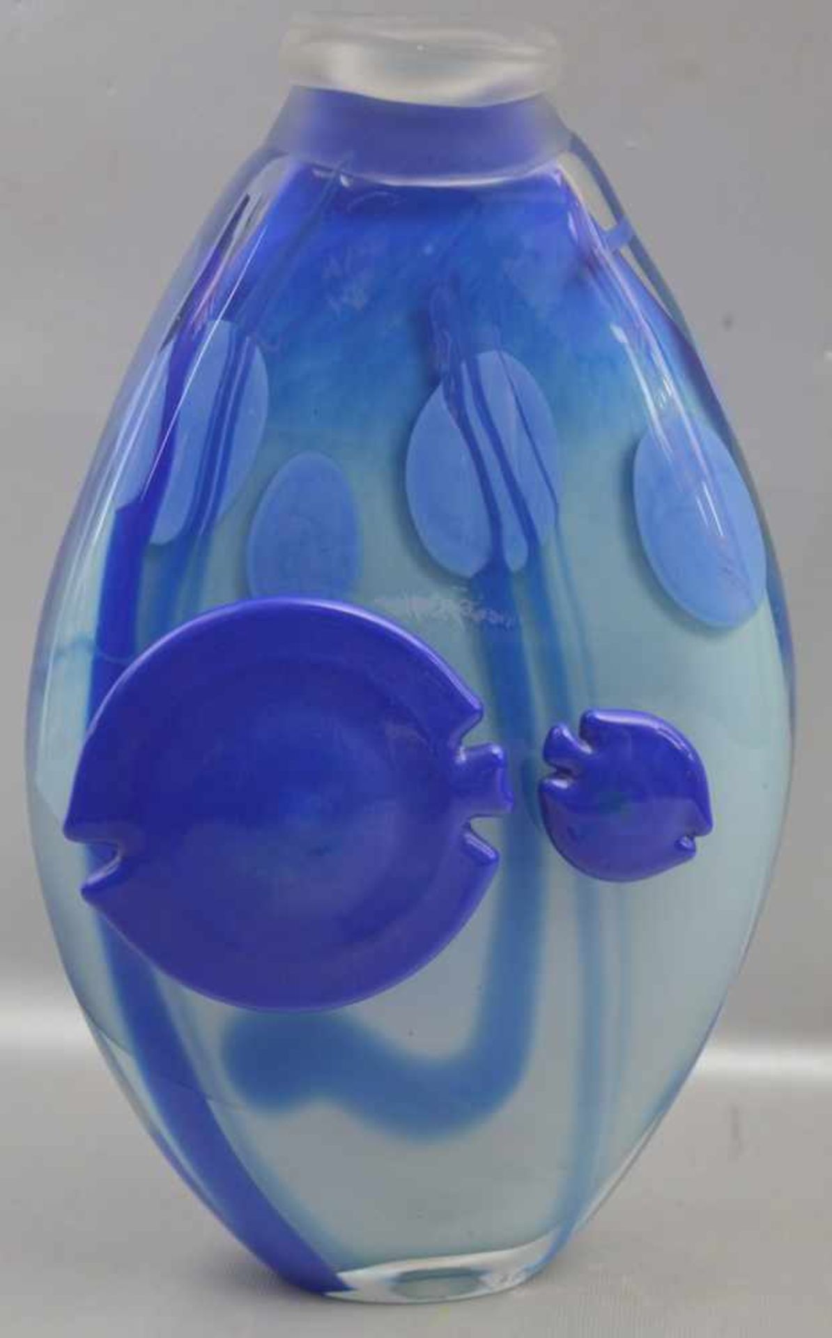 Vase farbl. Glas, oval, mit blauer Farbeinschmelzung, mit aufgesetzten blauen Verzierungen, im Boden