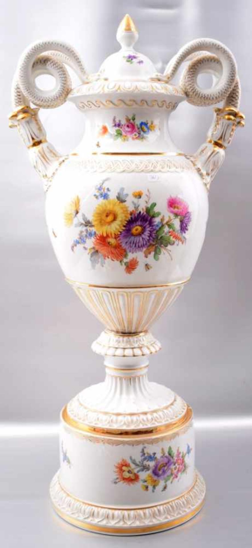 Prunkvase auf rundem verzierten Sockel stehend, gebaucht, mit bunter Blumenbemalung, gold