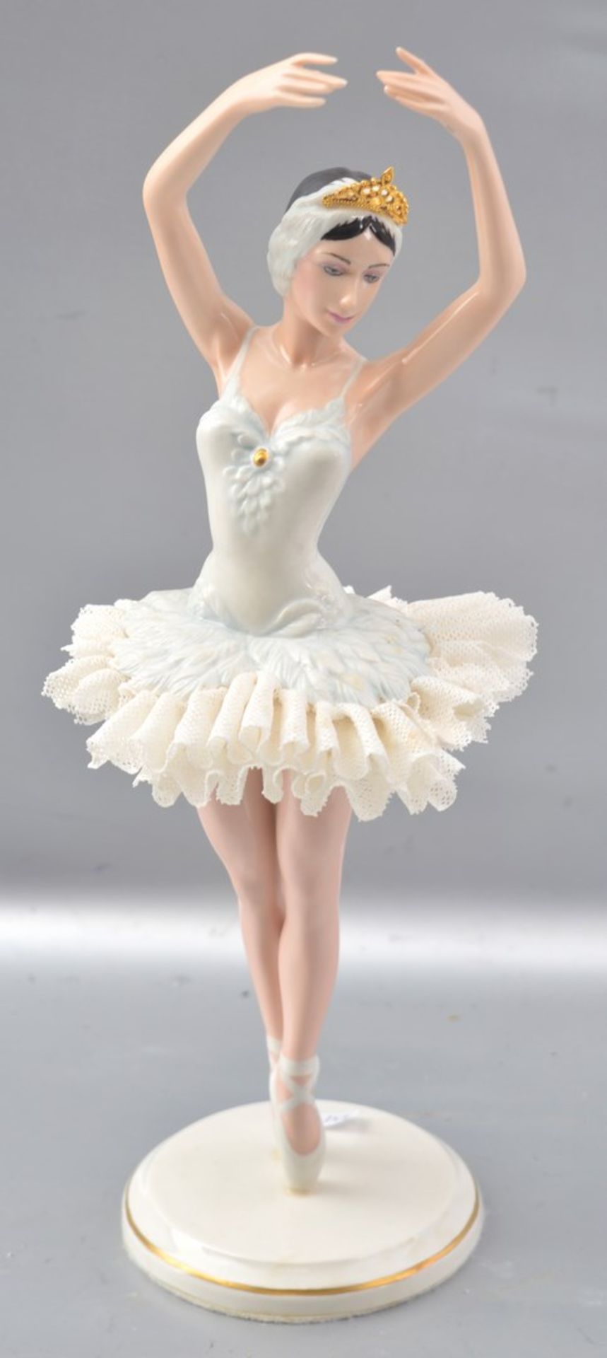 Ballerina auf rundem Sockel stehend, bunt bemalt, Tüllkleid besch., H 30 cm, FM