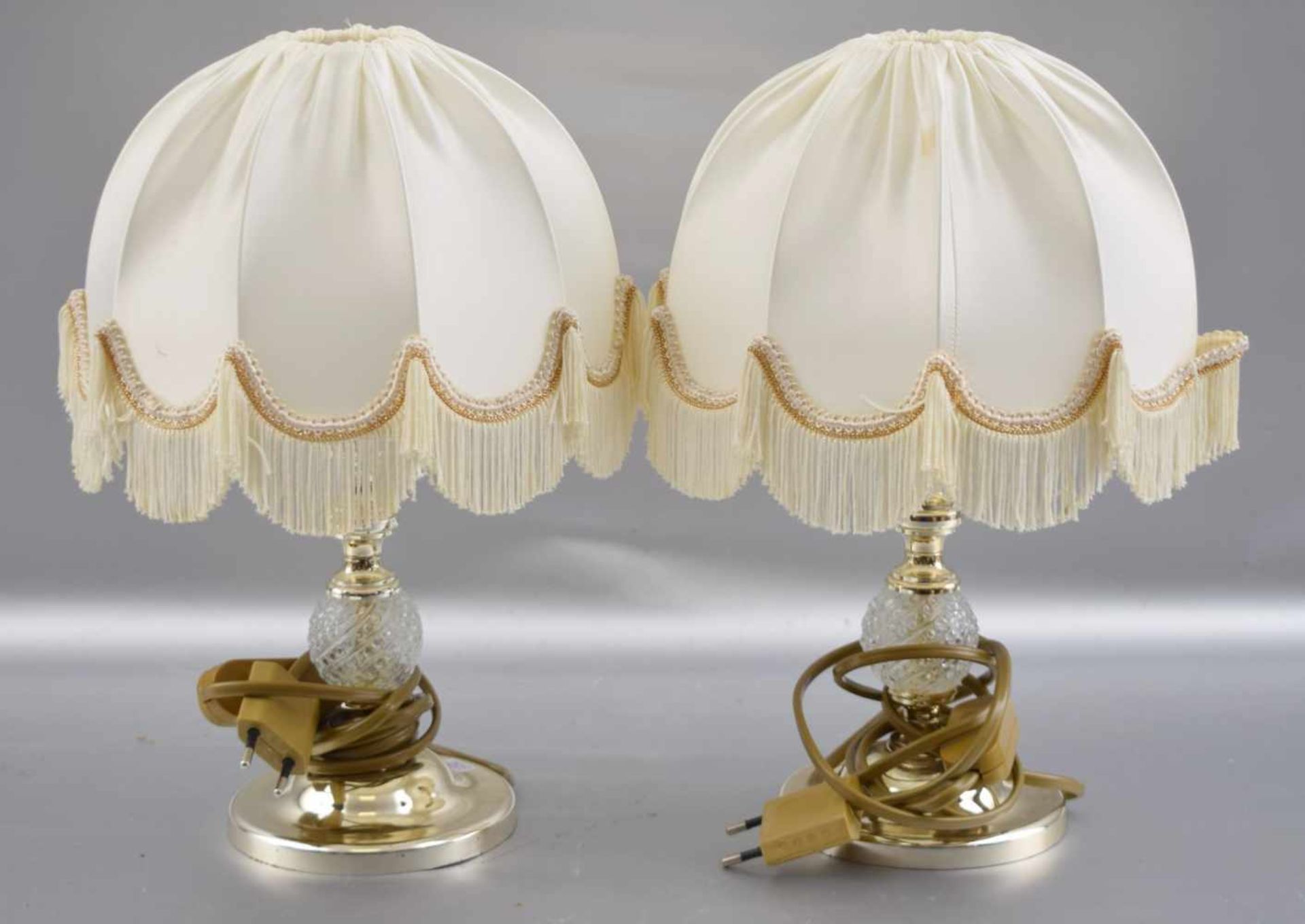 Zwei Nachttischlampen 1-lichtig, runder Fuß, Schaft farbl. Glas, runder Stoffschirm, H 32 cm