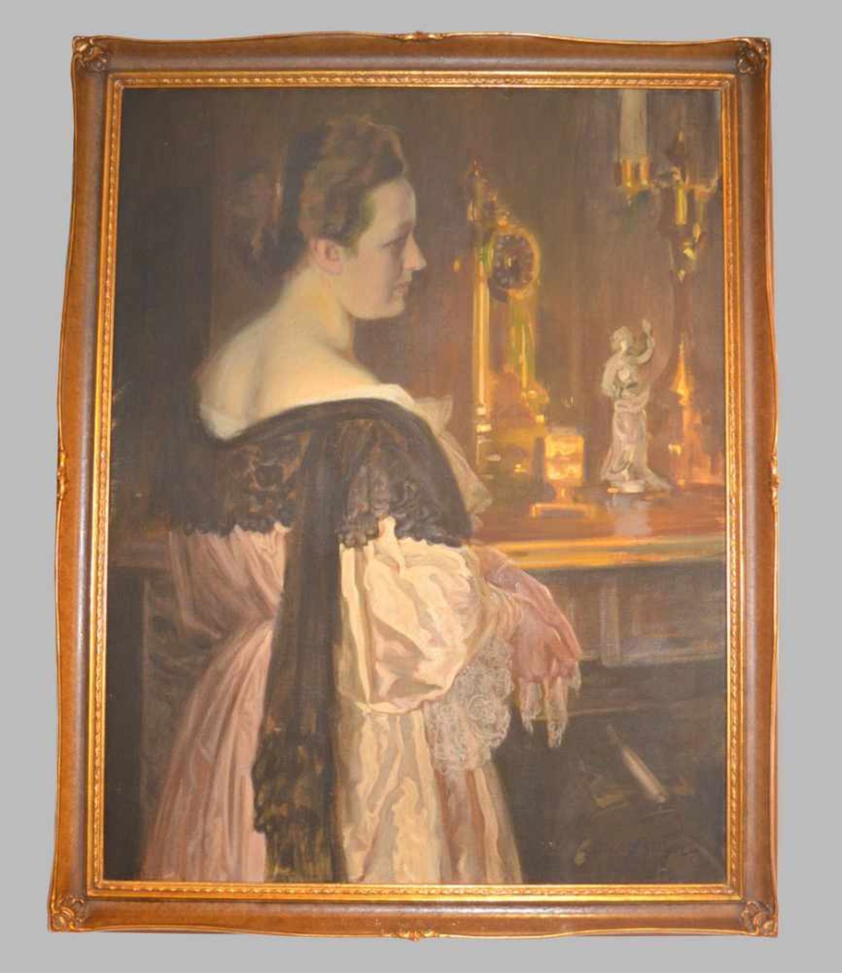 Otto Boyer 1874-1912, elegante Dame im Salon, im Hintergrund Tisch mit Uhr, Kerzenleuchter und