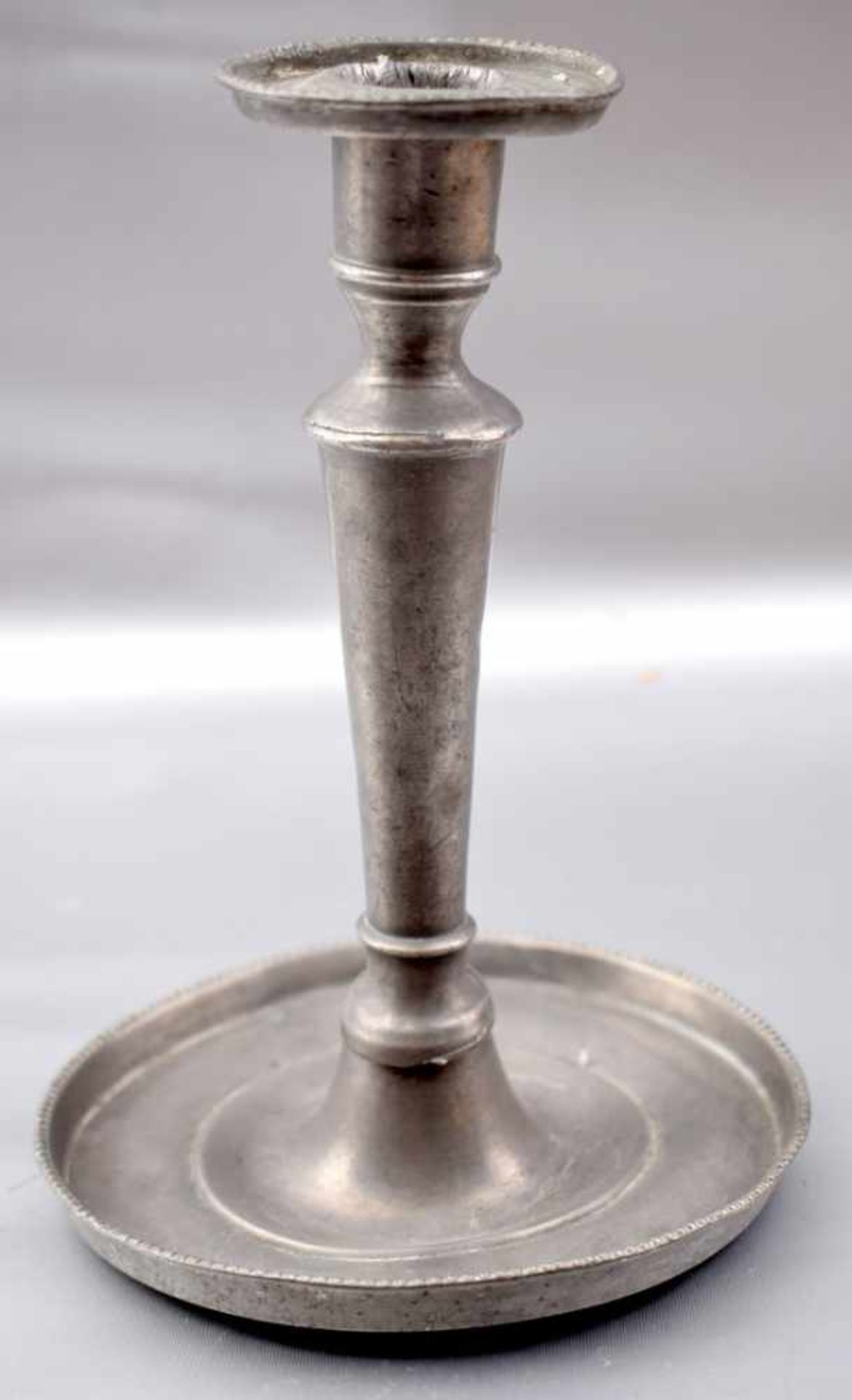 Tischkerzenleuchter 1-lichtig, runder Fuß mit Schale, runder Schaft, H 18 cm, 1. Hälfte 19. Jh.