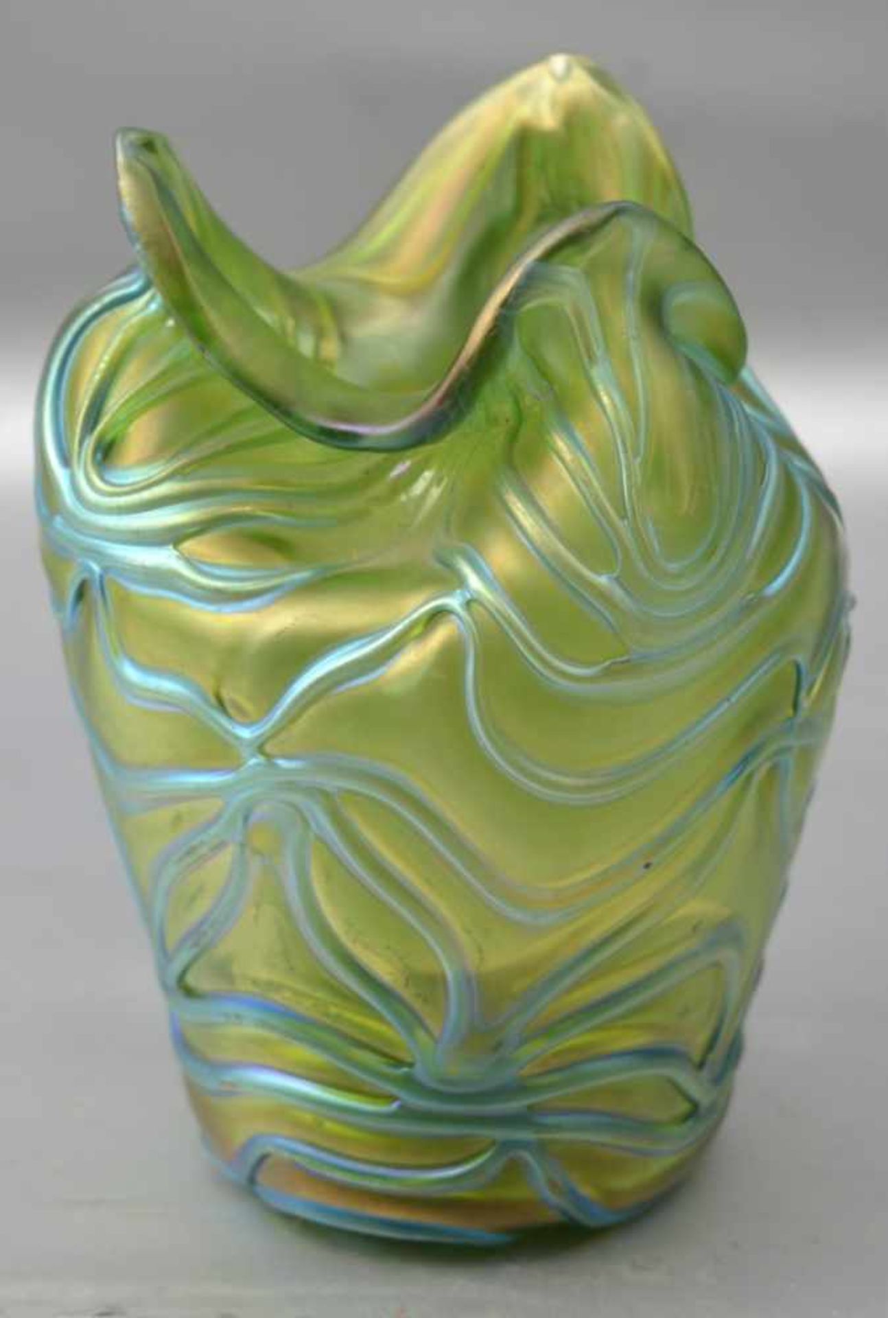 Jugendstil-Vase grün changierendes Glas, mit Netzwerk, unregelmäßig gezogener Rand, H 11 cm, FM