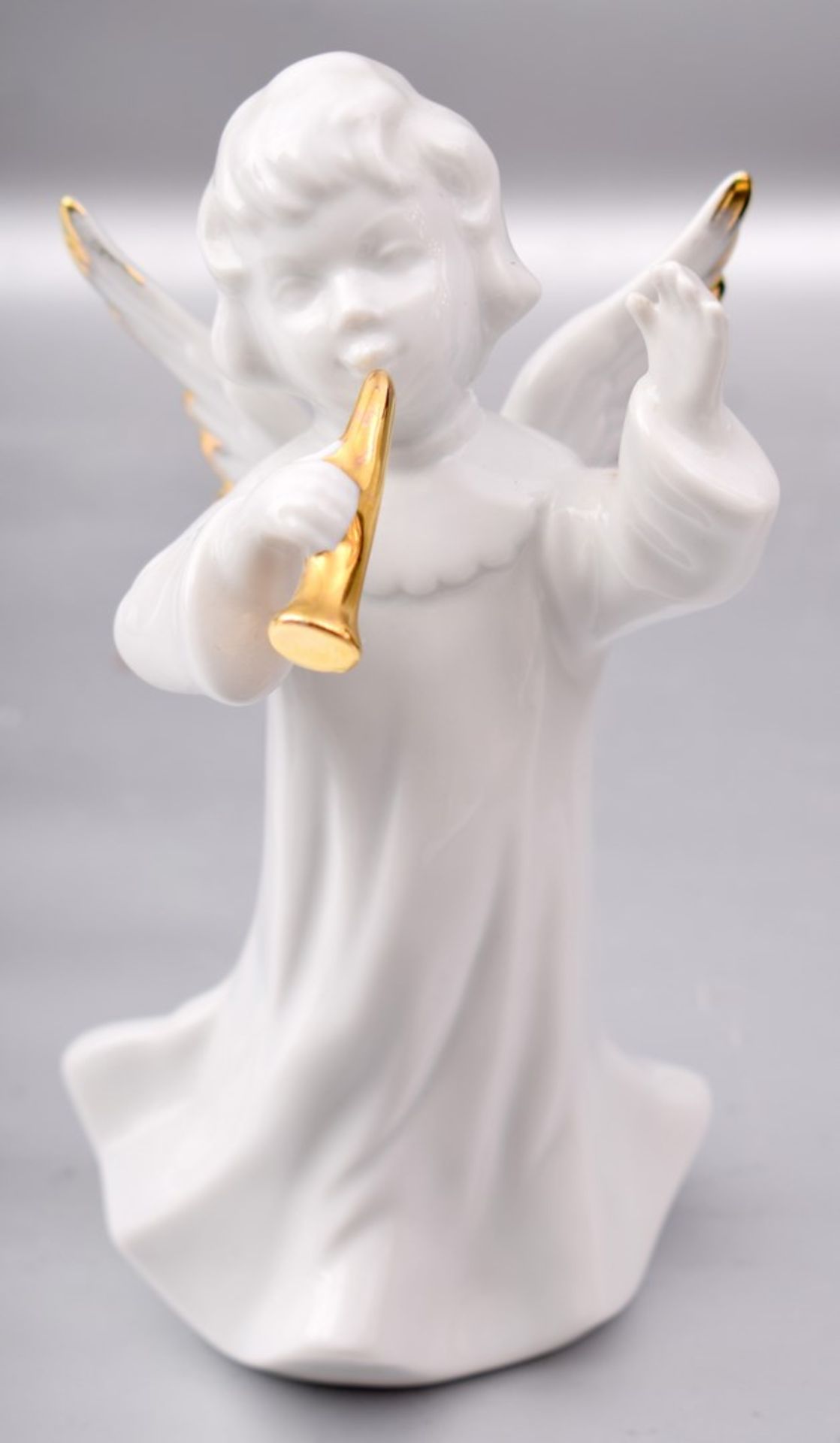 Kleiner Engel Porzellan, weiß, mit gold, H 15 cm