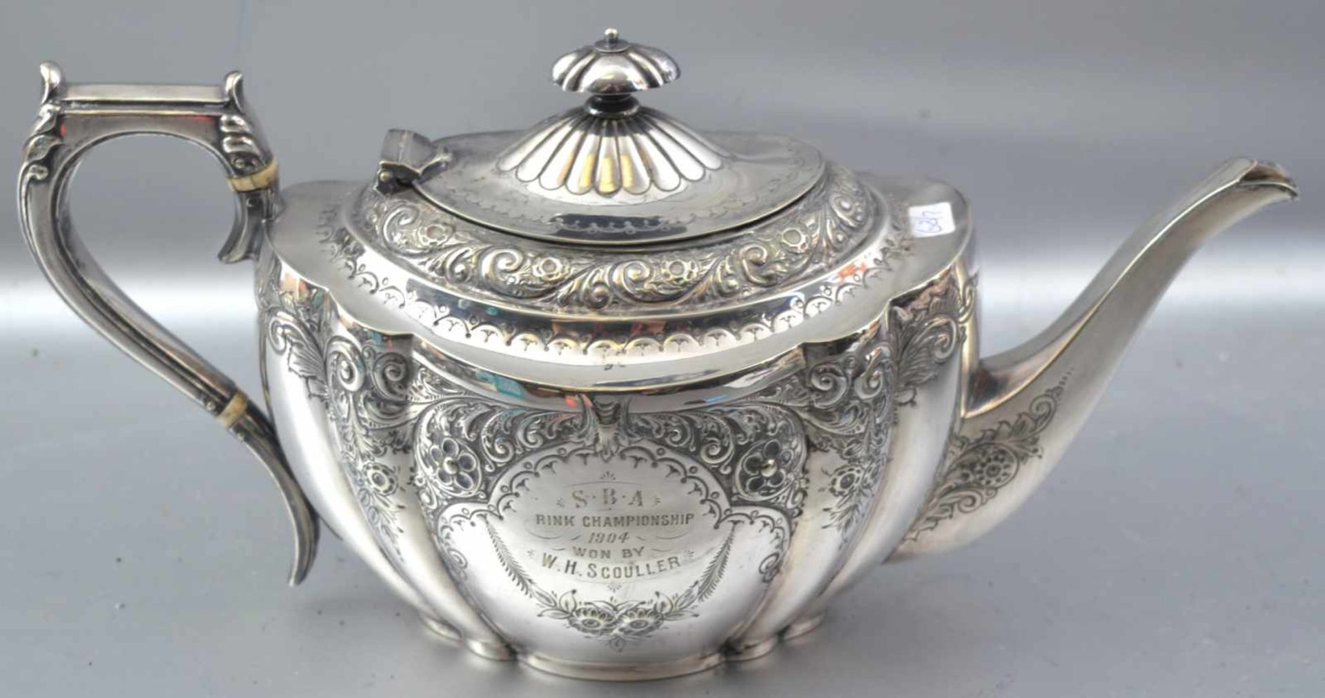 Teekanne oval, Wandung mit Ranken und Ornamenten verziert, mit Widmung, dat. 1904, verzierter