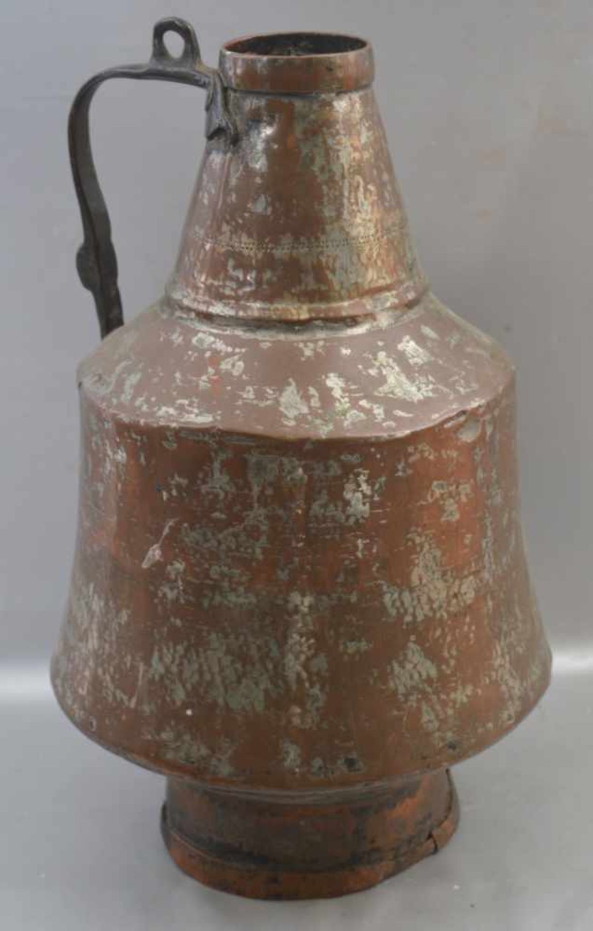 Orientalischer Wasserkrug Kupfer, mit Eisengriff, H 44 cm, um 1900