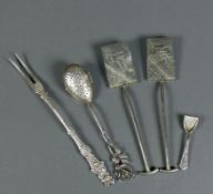 5 div. Vorlegeteile jeweils Silber; 2 Patisserieheber, 1 Vorlegegabel, kleine Zuckerschaufel (WMF