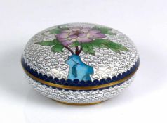 Cloisonné-Deckeldose farbiger Blumendekor; Messingränder, blauer Email; D: ca. 10 cm; H: ca. 5 cm;