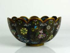 Cloisonné-Schale (China) runde Form mit gewelltem Rand; farbiger Floraldekor auf dunklem Grund; H: 7