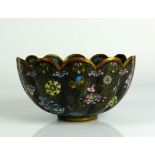 Cloisonné-Schale (China) runde Form mit gewelltem Rand; farbiger Floraldekor auf dunklem Grund; H: 7