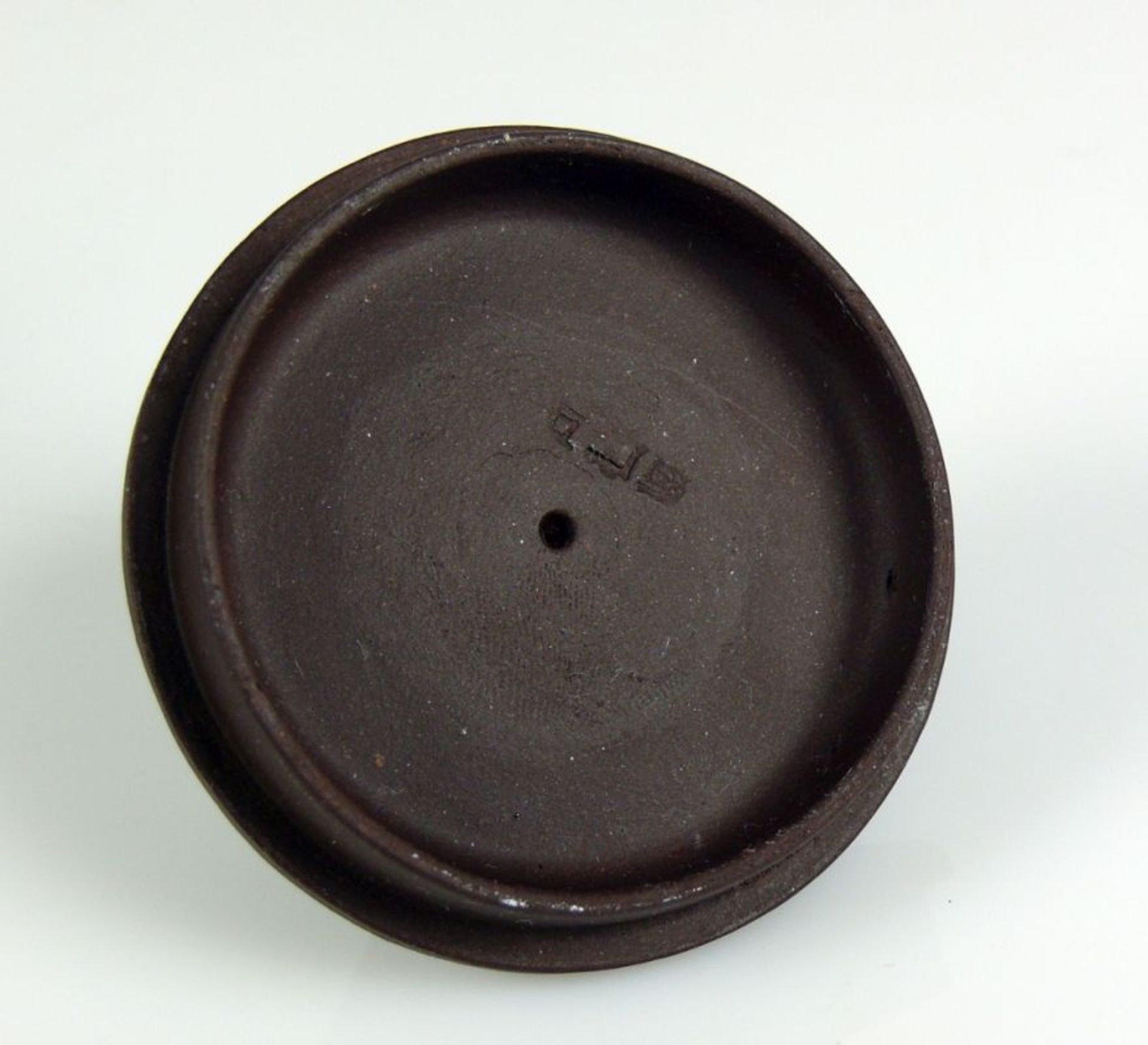 Teekanne (China) braunes Steingut; Wandung mit Drachenmotiv; gewölbter Deckel mit Drachenkopf - Bild 4 aus 4