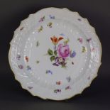 Große Platte (Meissen, um 1900) rund mit gewelltem Goldrand; D: 39 cm; im Spiegel und auf Fahne