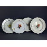 4 Speiseteller (Meissen, um 1900) Spiegelrand u. Fahne mit reliefiertem Floraldekor; geschwungener