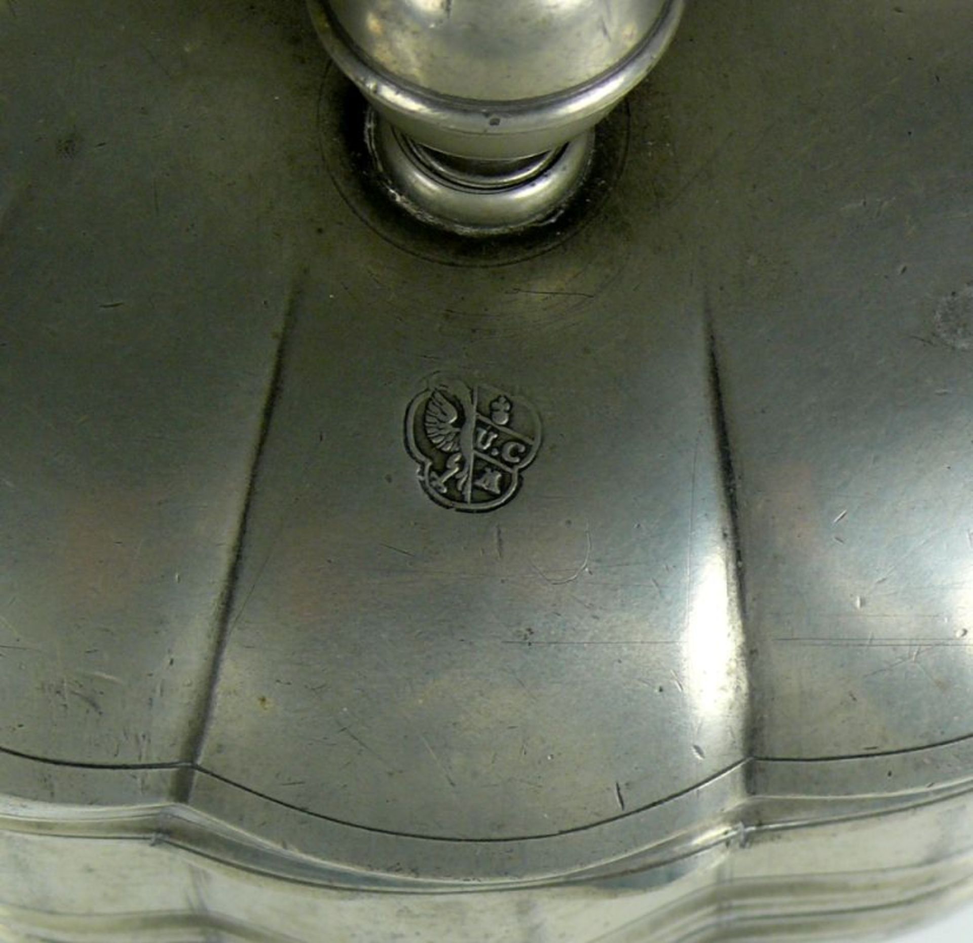 Deckeldose (19.Jh.) Zinn; ovale Form mit seitlichen Handhaben und passigem Deckelnodus; auf 4 - Bild 4 aus 4