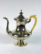 Kaffeekanne (Wien, um 1900) Silber 900; mit j-förmigem Elfenbein-Griff; auf Wandung Krone mit 7