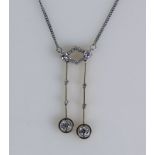 Art Deco-Collier (um 1920/30) Rautenform mit Diamantbesatz, daran montierte Hänger jeweils mit