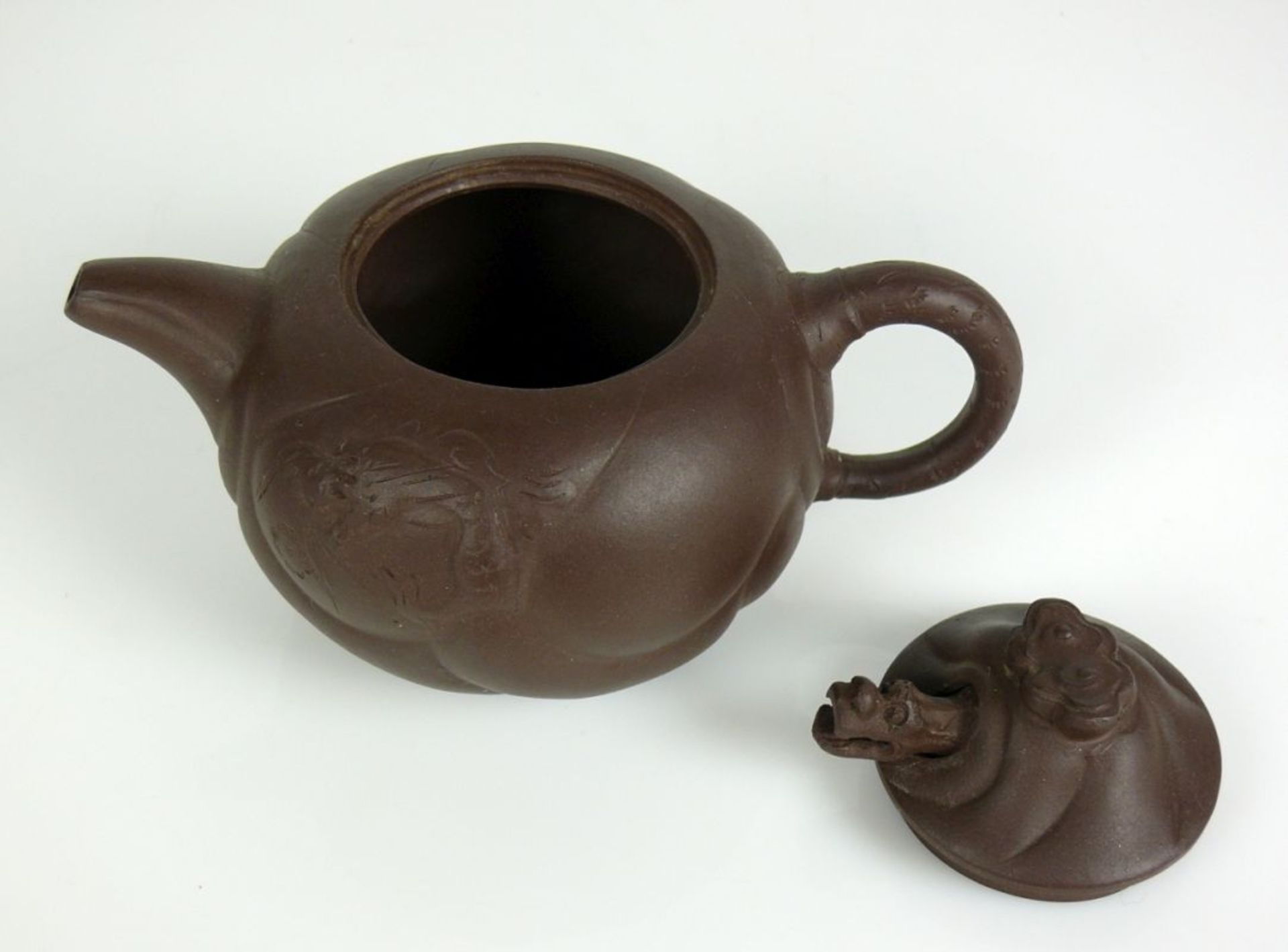 Teekanne (China) braunes Steingut; Wandung mit Drachenmotiv; gewölbter Deckel mit Drachenkopf - Bild 3 aus 4
