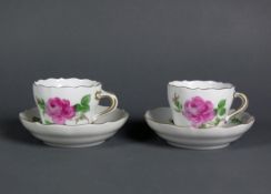 Paar Mokkatassen (Meissen, 2.H.20.Jh.) jeweils mit UT; Dekor: Rote Rose mit gewelltem Goldrand;