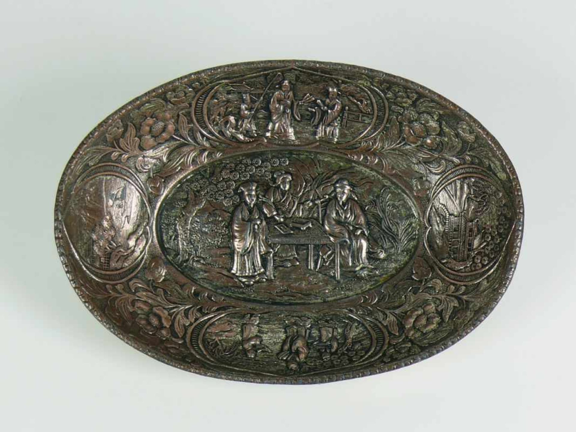 Schale (China, wohl 19. Jh.) ovale Form mit schräg hochgezogener Wandung; im Spiegel relieffierter