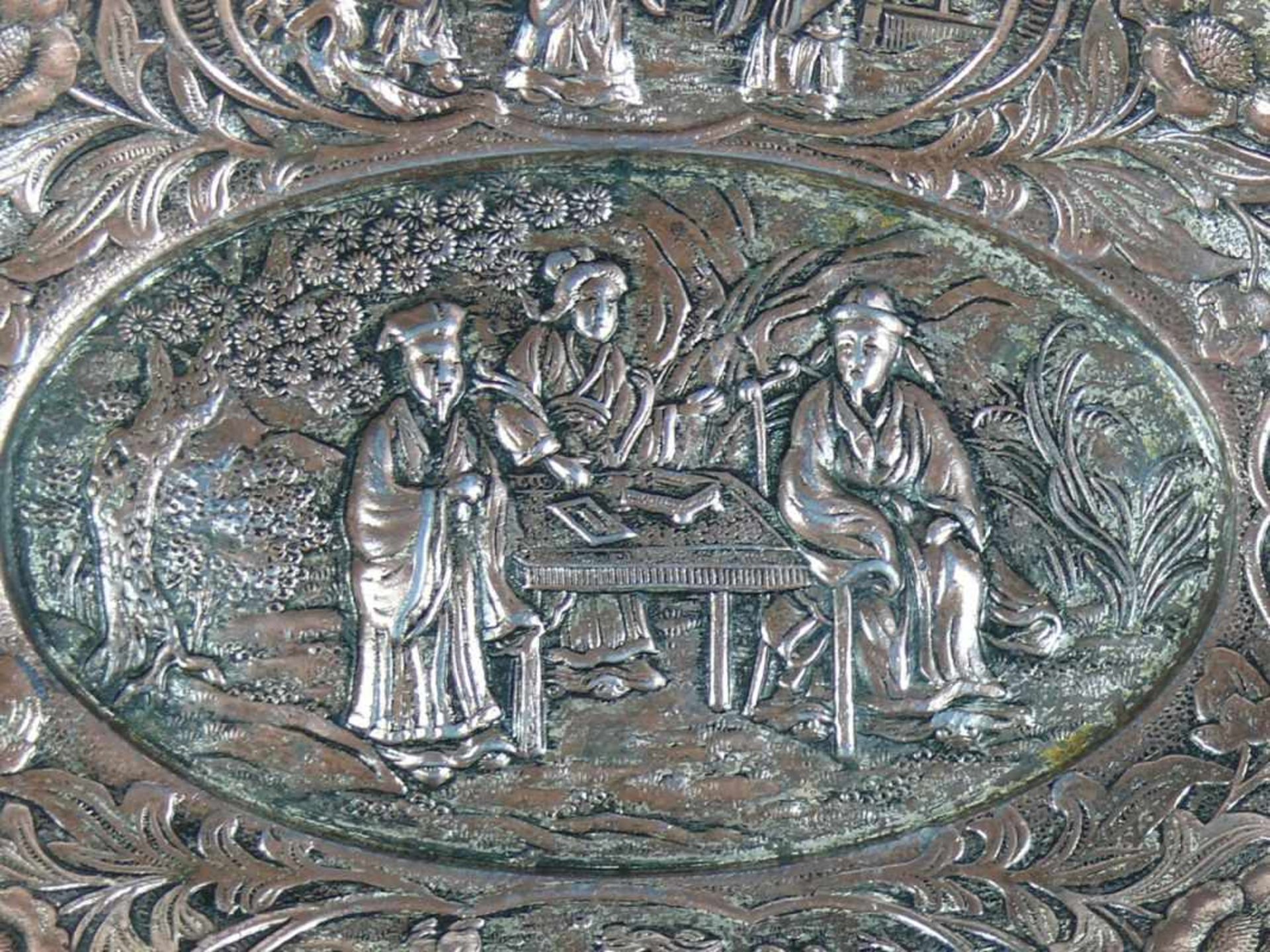 Schale (China, wohl 19. Jh.) ovale Form mit schräg hochgezogener Wandung; im Spiegel relieffierter - Bild 2 aus 3