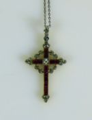 Kette mit Kreuzanhänger (um 1900) Kette 14ct WG (2,5g); Anhänger in 18ct-GG-Fassung; das Kreuz mit
